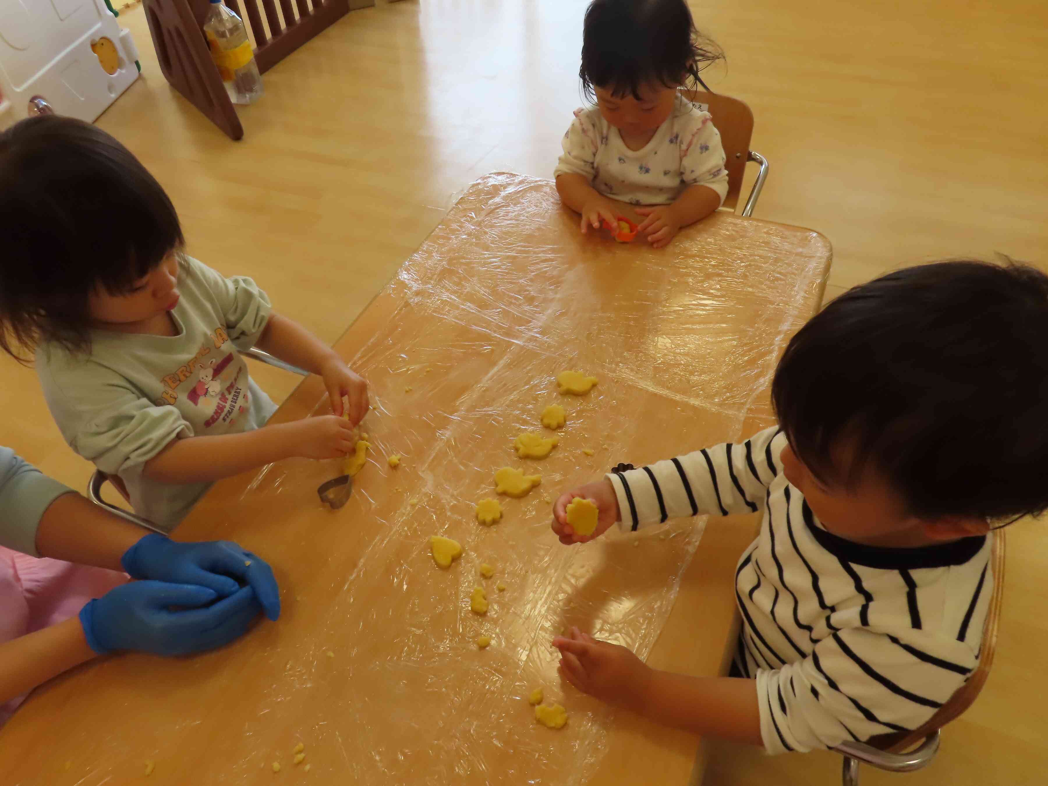 食育活動（ハロウィンクッキー作り）1歳児