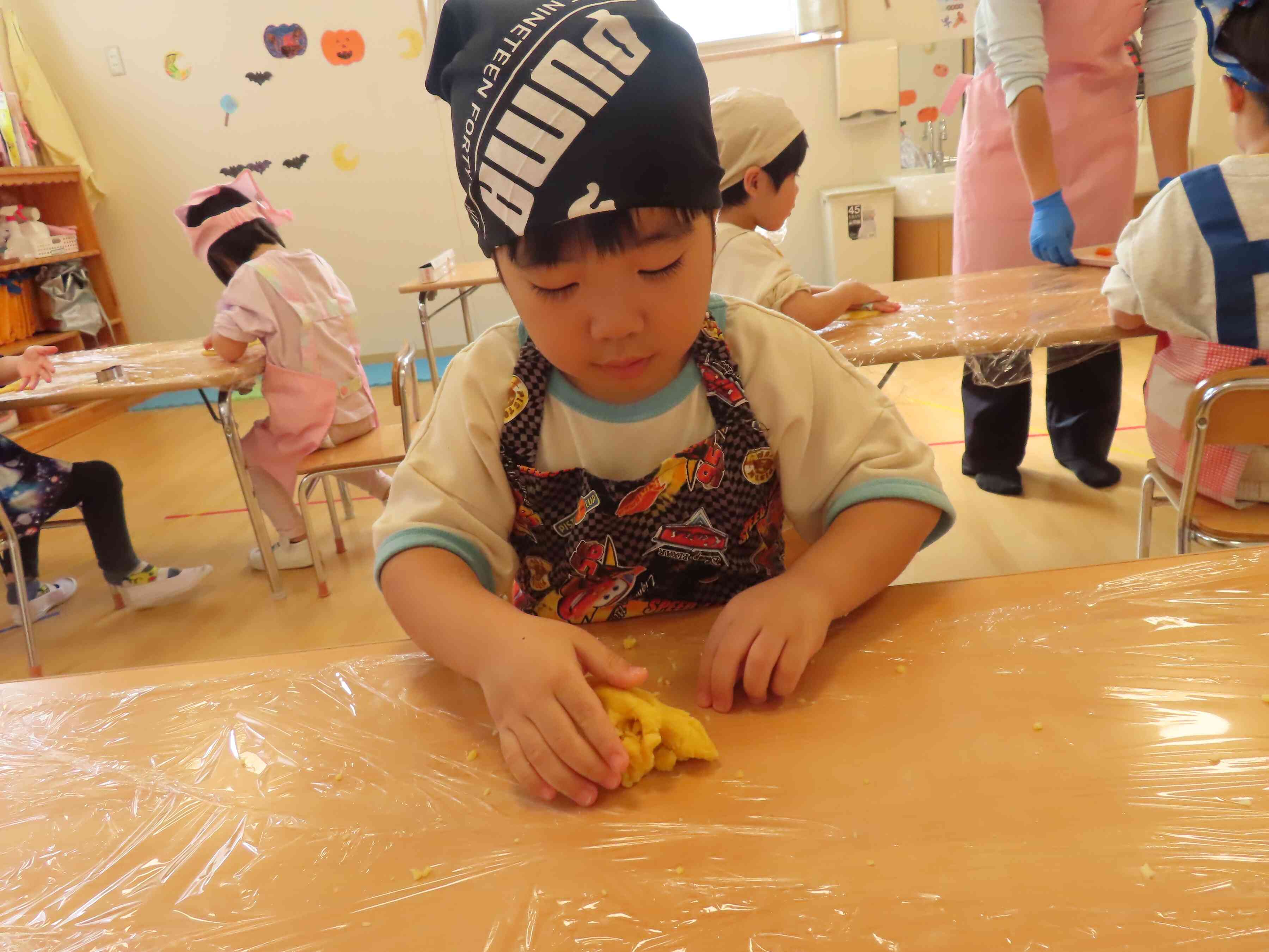 食育活動（ハロウィンクッキー作り）４歳児