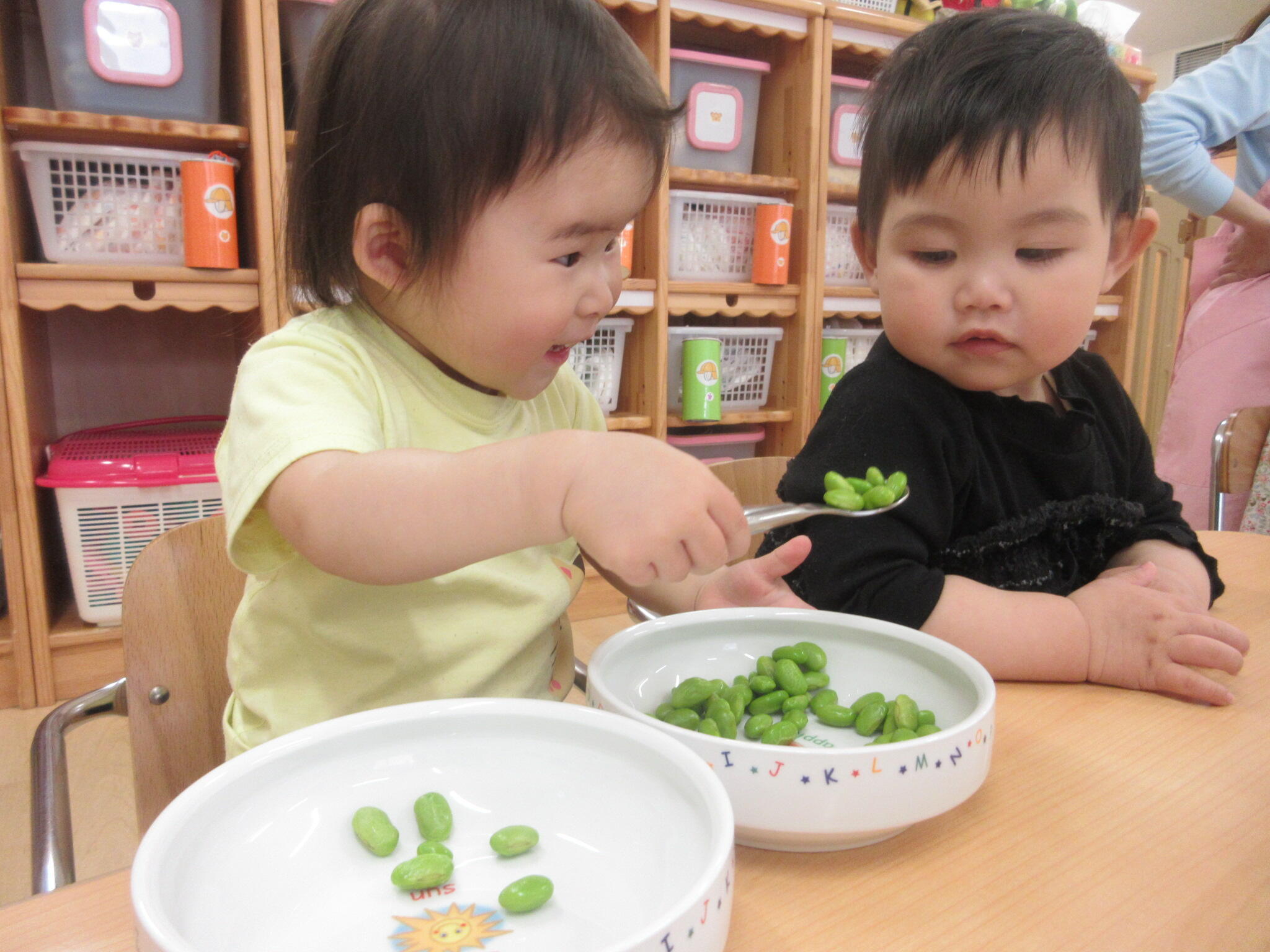 枝豆やコーンを別のお皿へうつします☆