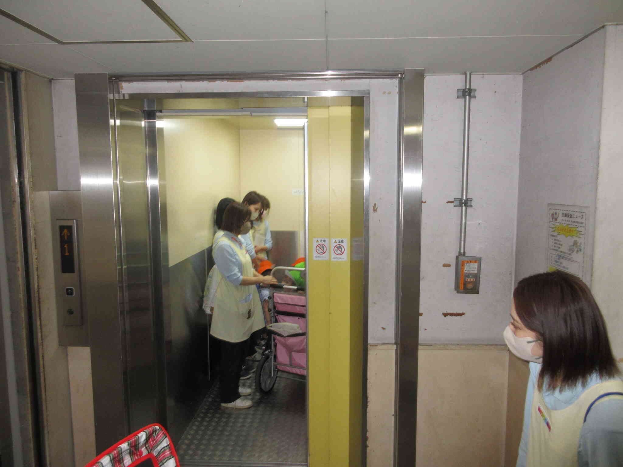 みんなで大きなエレベーターに乗ったよ！