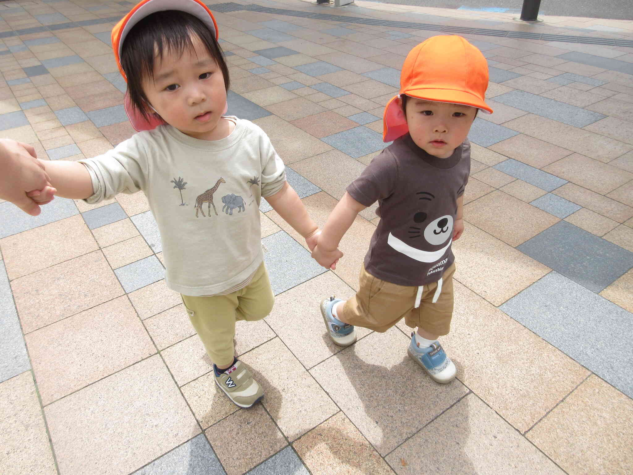 お友だちとおててを繋いで歩いたよ♪