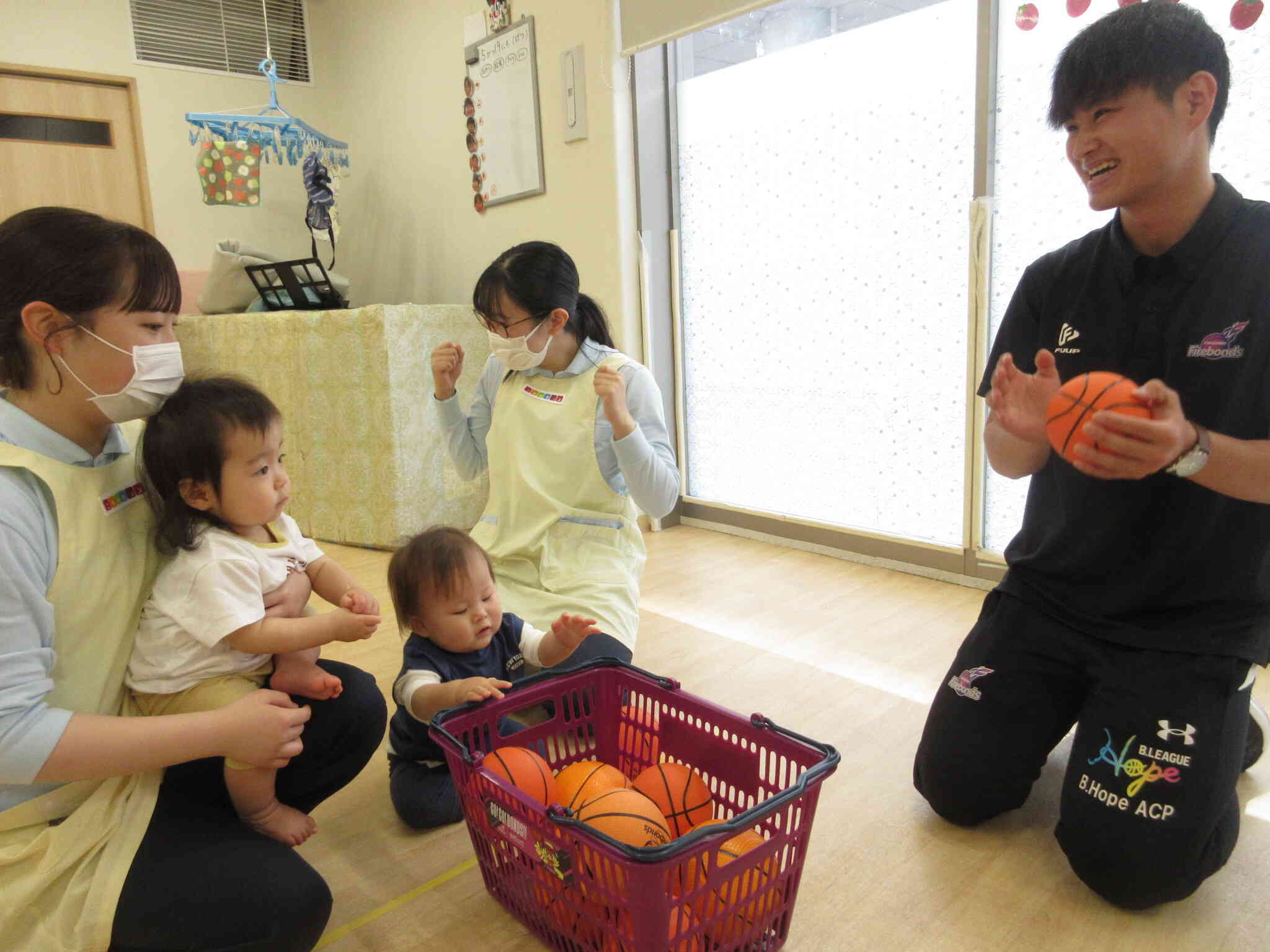 よいしょ、よいしょ！カゴの中にたくさん入れたよ♡