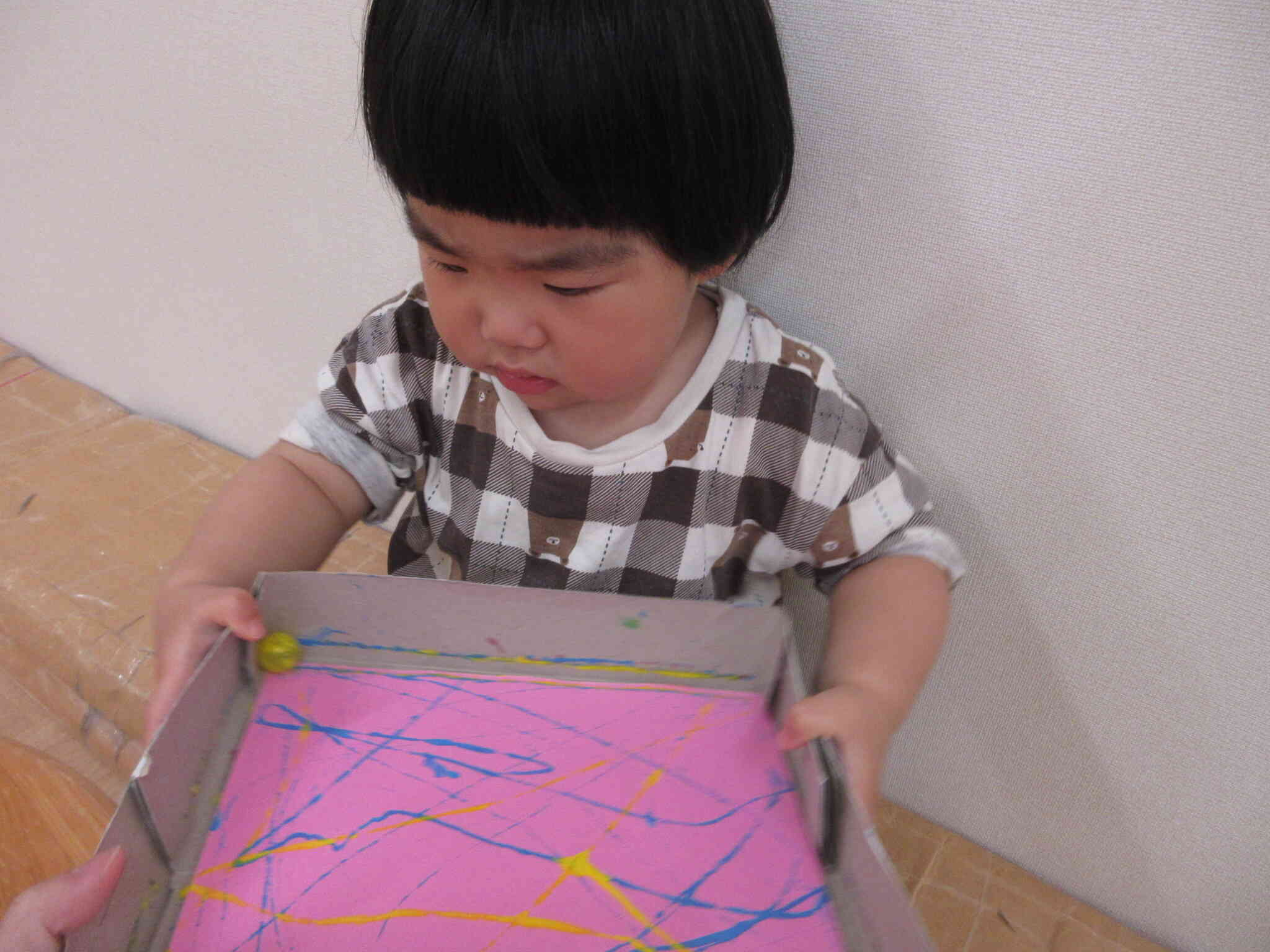 ビー玉ころころ～。とっても真剣です！