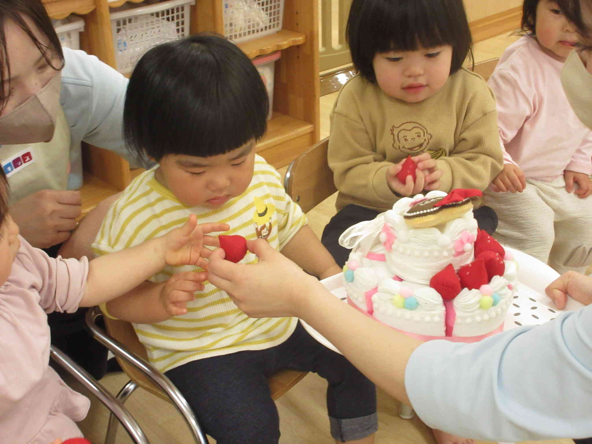 ケーキだ！いちご、だーいすき♡