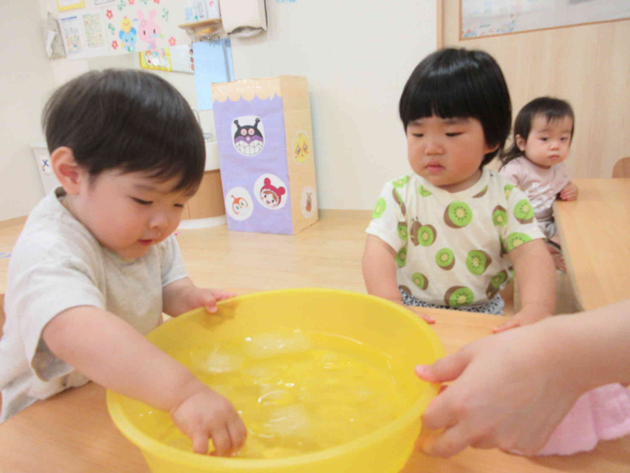 つめた～い！氷にさわってみたよ☆