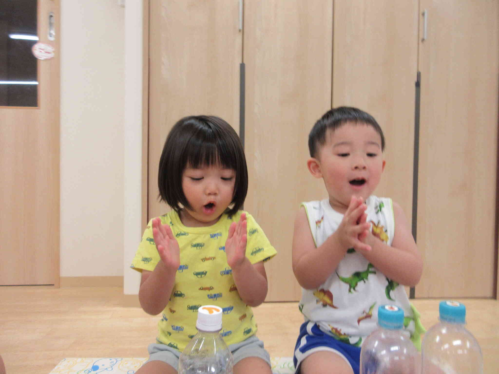 お誕生日の歌を歌っています♬