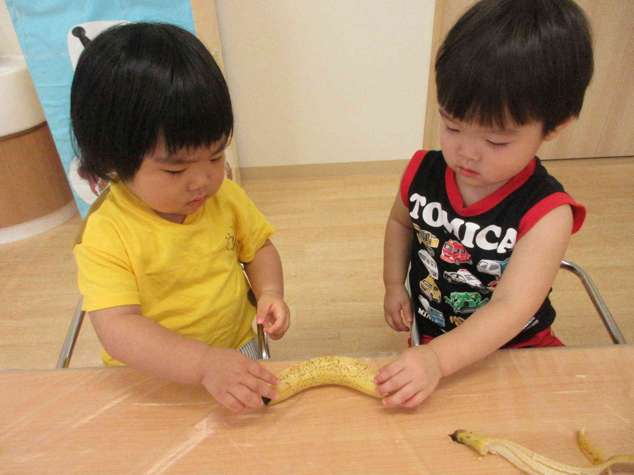 食育～バナナの観察や皮むきをしてみよう～