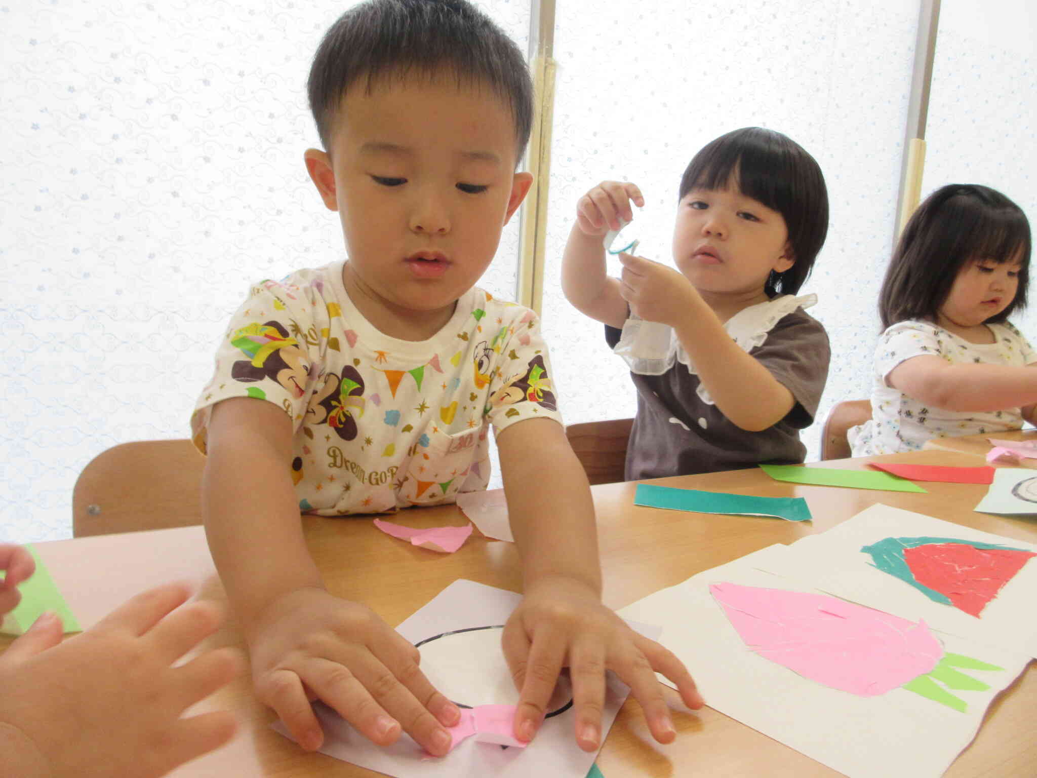 ちぎり絵でいちごを作ったよ！