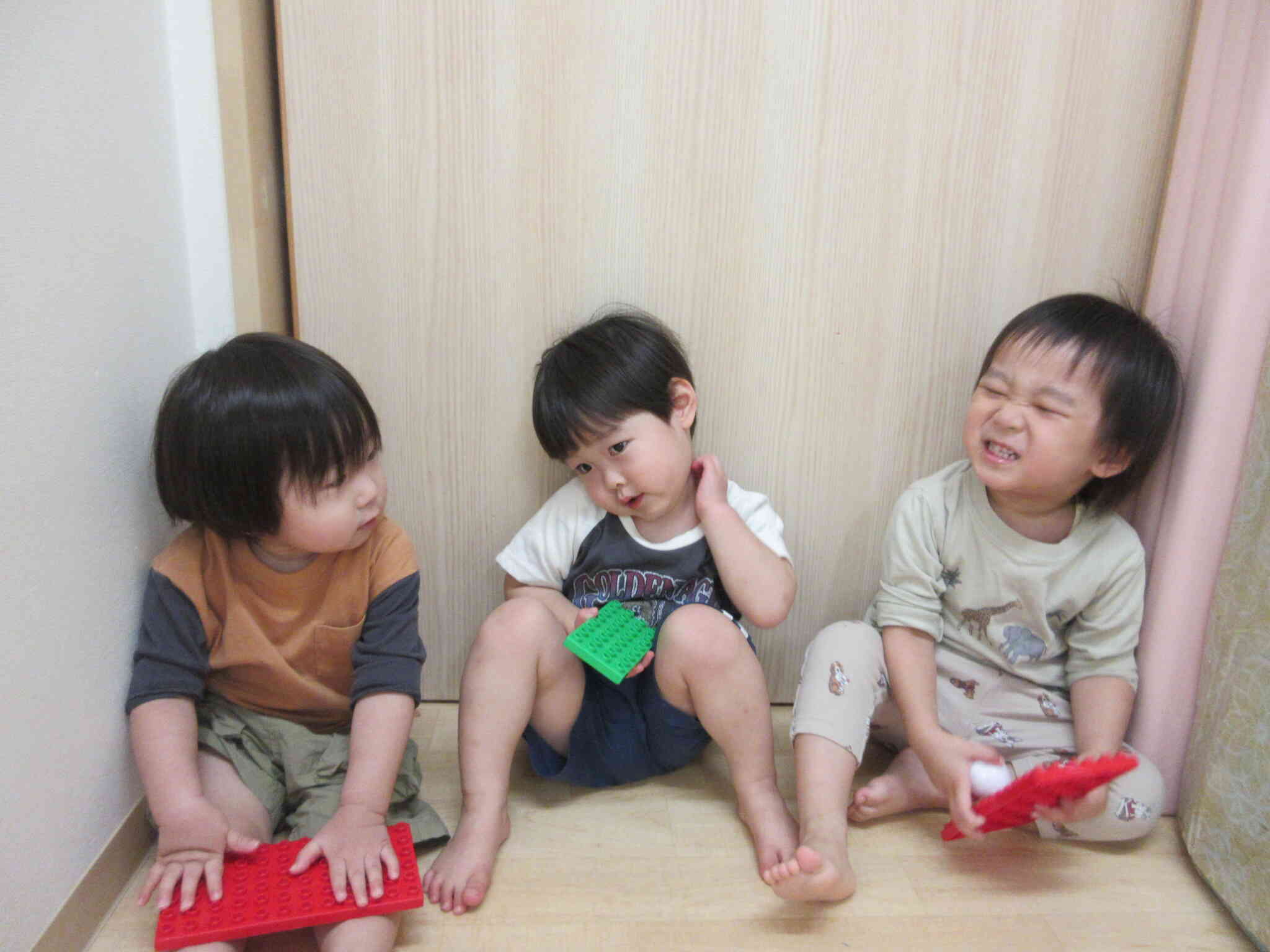 お友だちと一緒に遊ぶと楽しいね♪