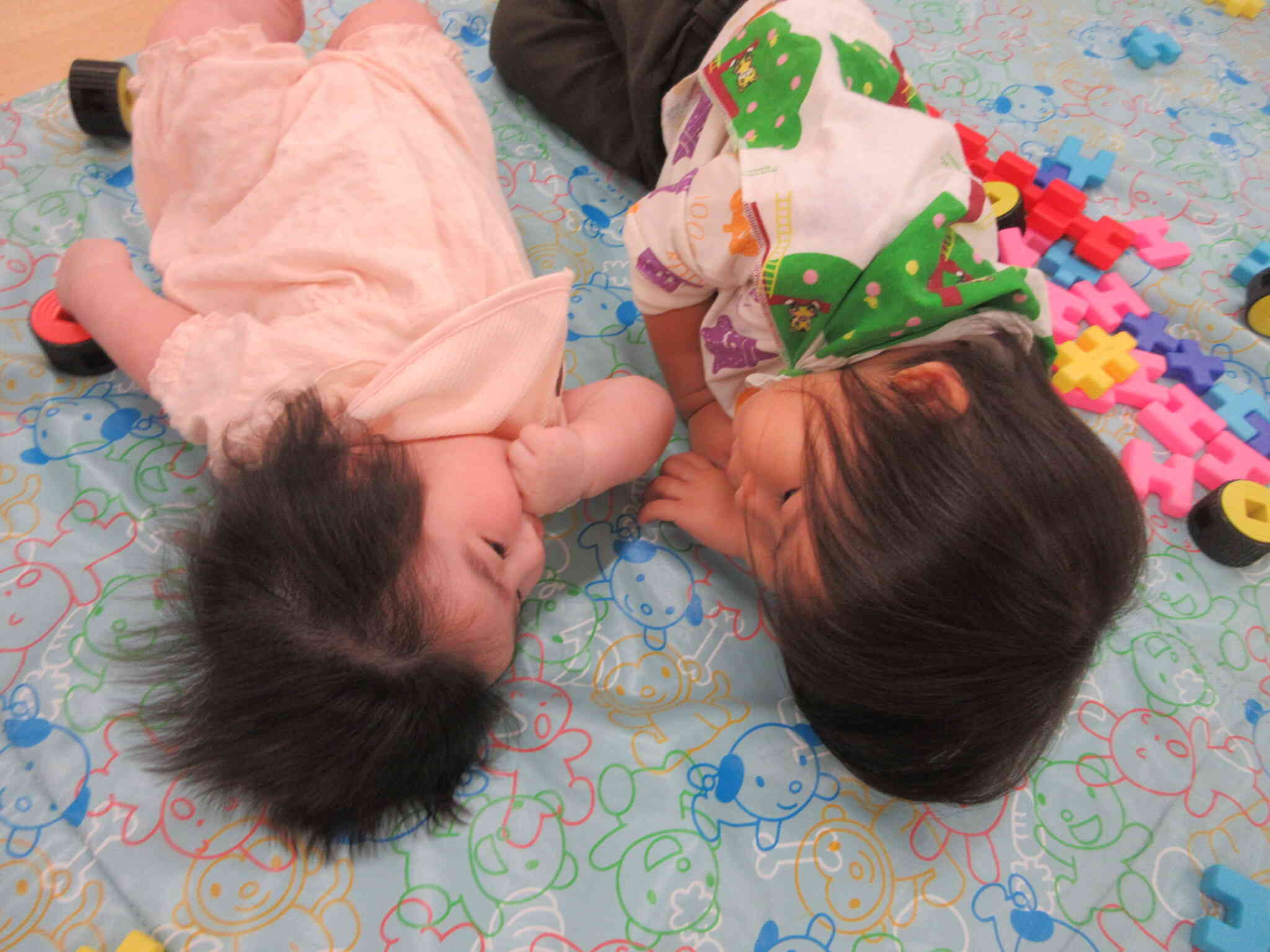 じー…。お姉ちゃん一緒に遊ぼうよ！