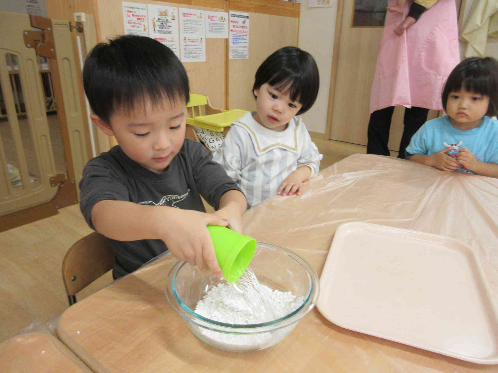 お水をいれるよ。