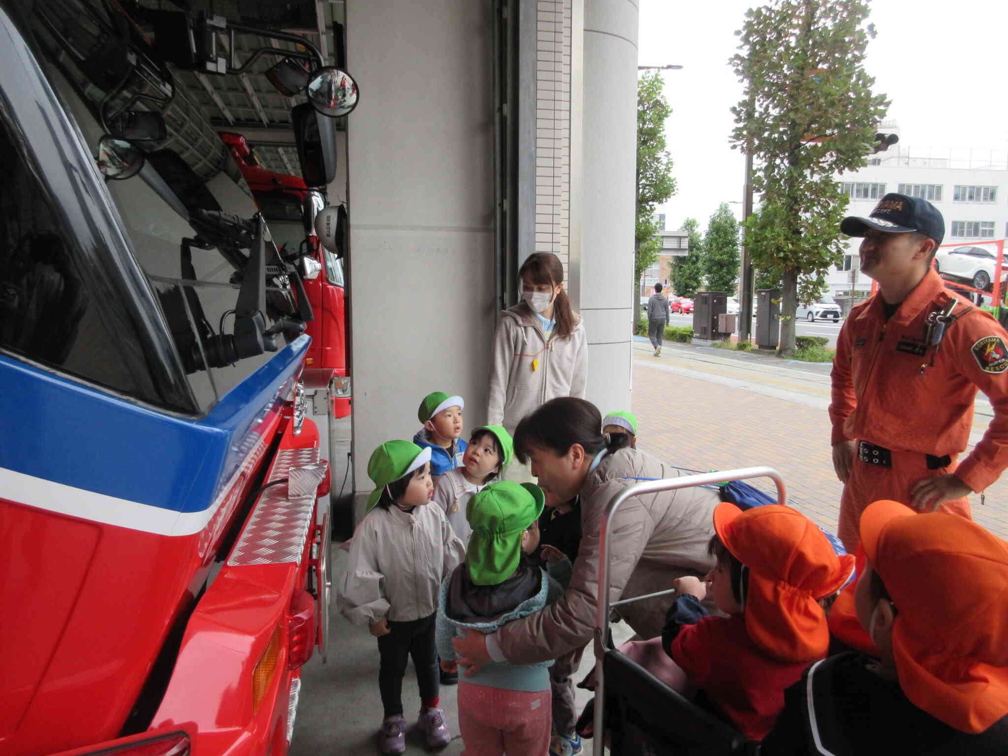 大きな消防車にくぎ付けのお友だちでした。