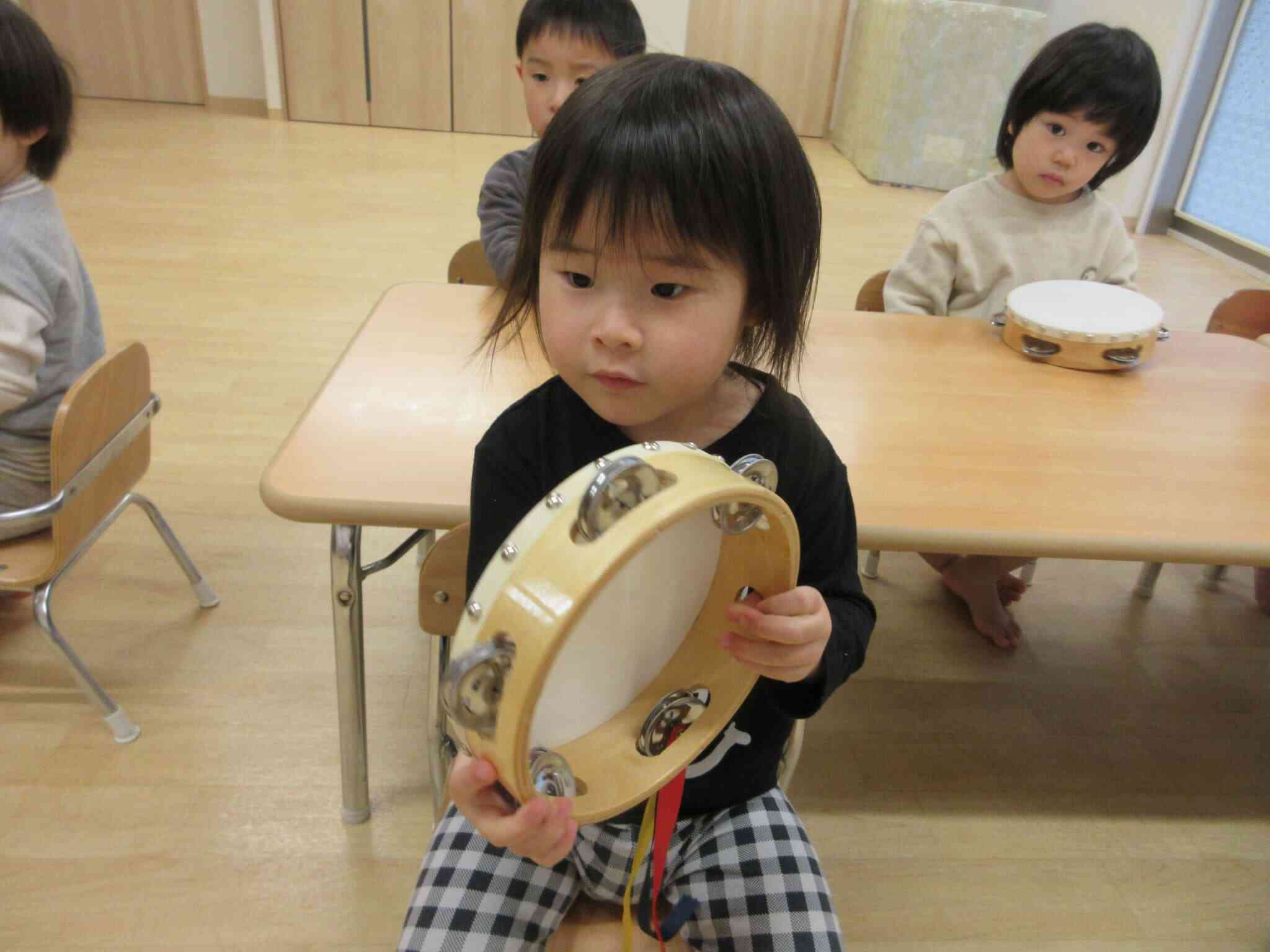 こうやって持つのよ！