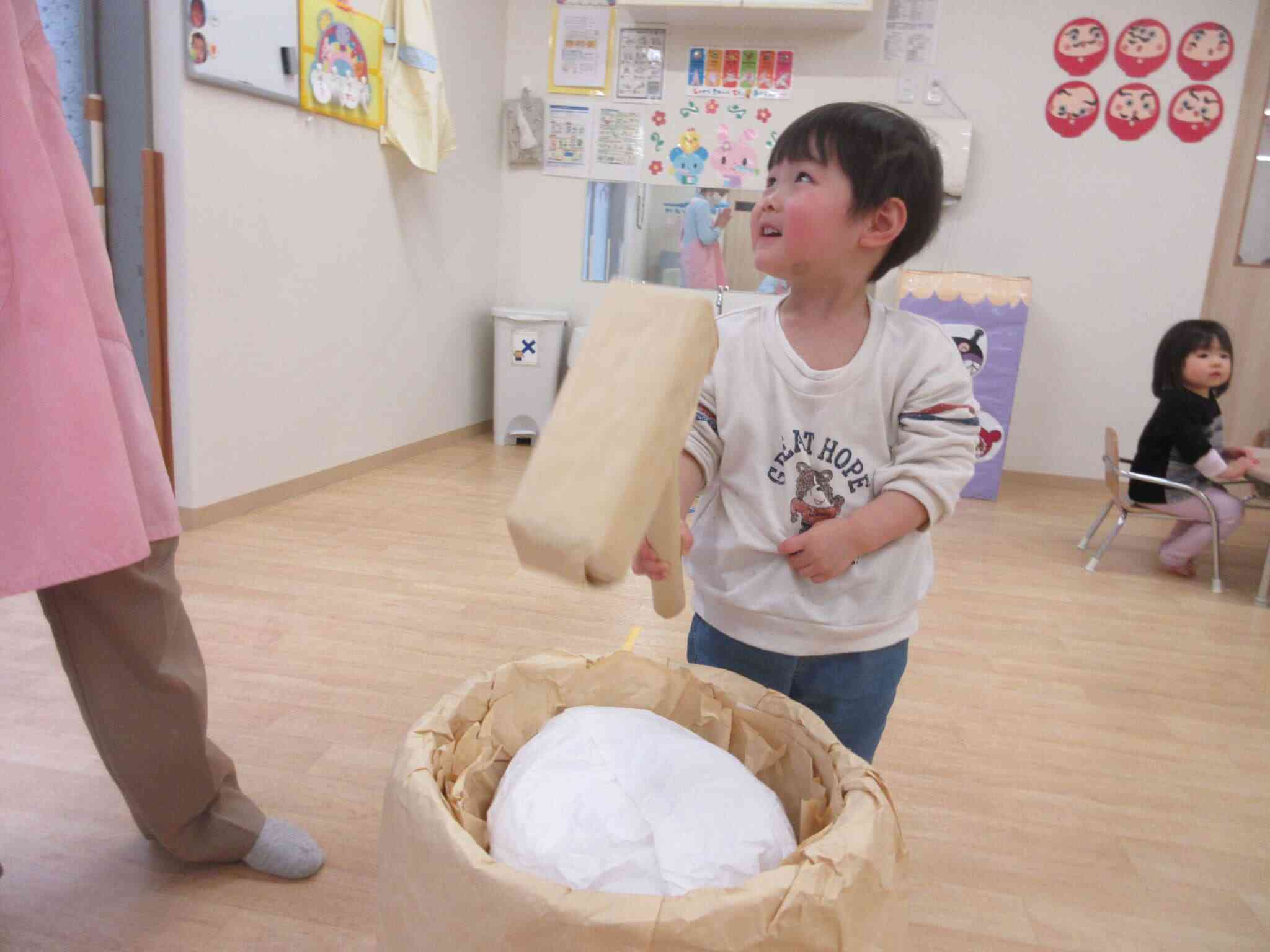 １月の子育てひろば～餅つきごっこ（食育）～