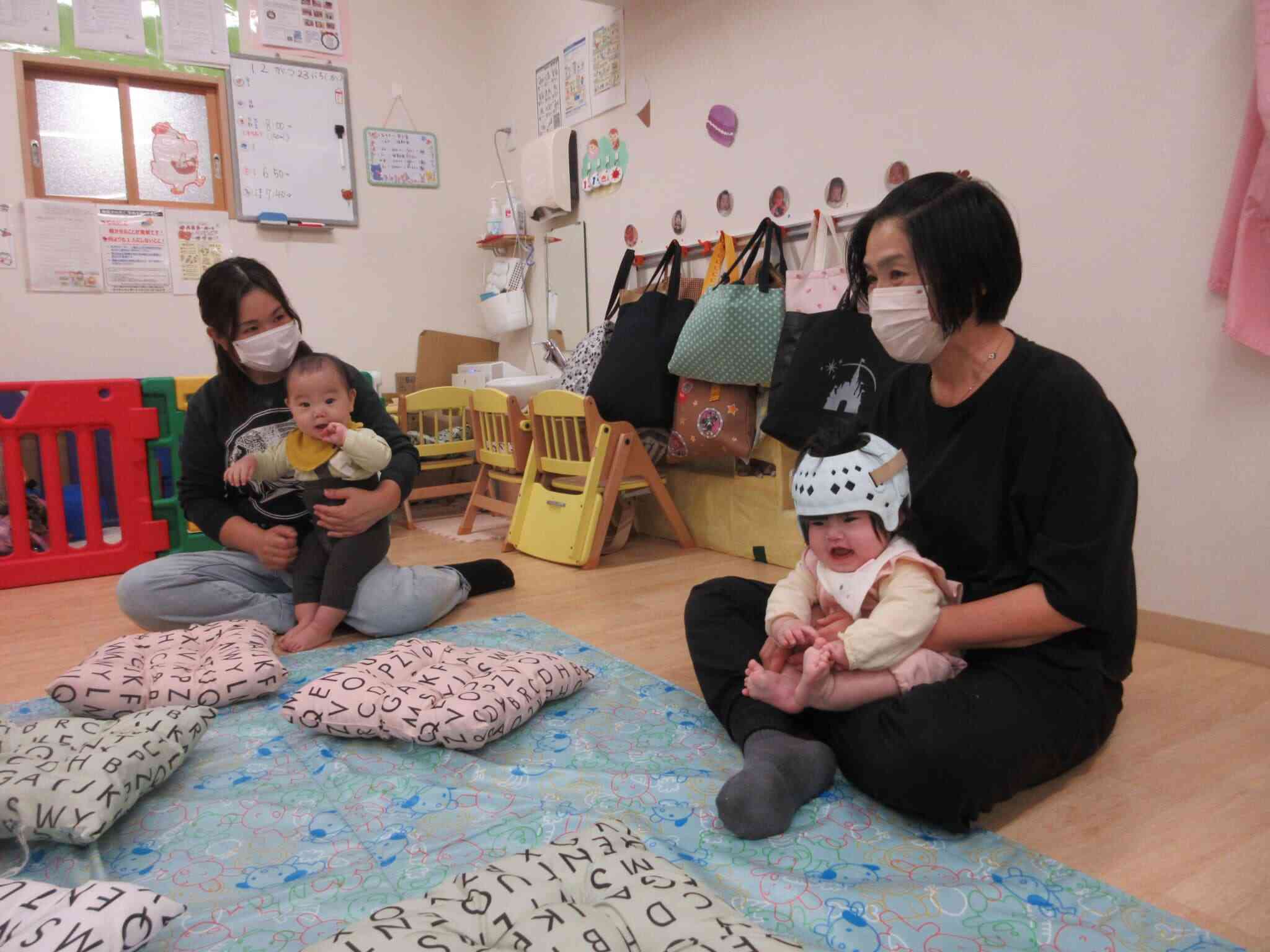 ママや先生の抱っこでリラックス♪