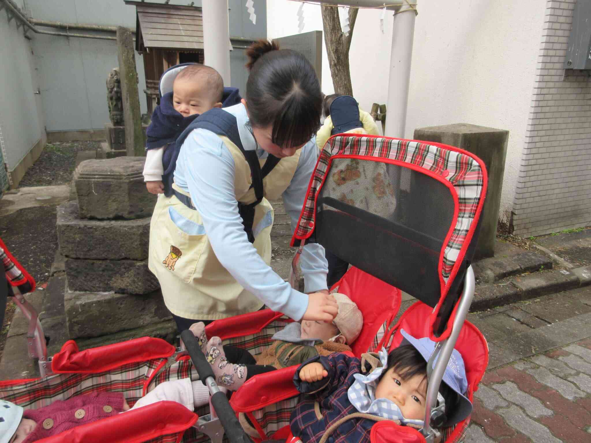 初めての初詣、みんなでお祈りしたよ。