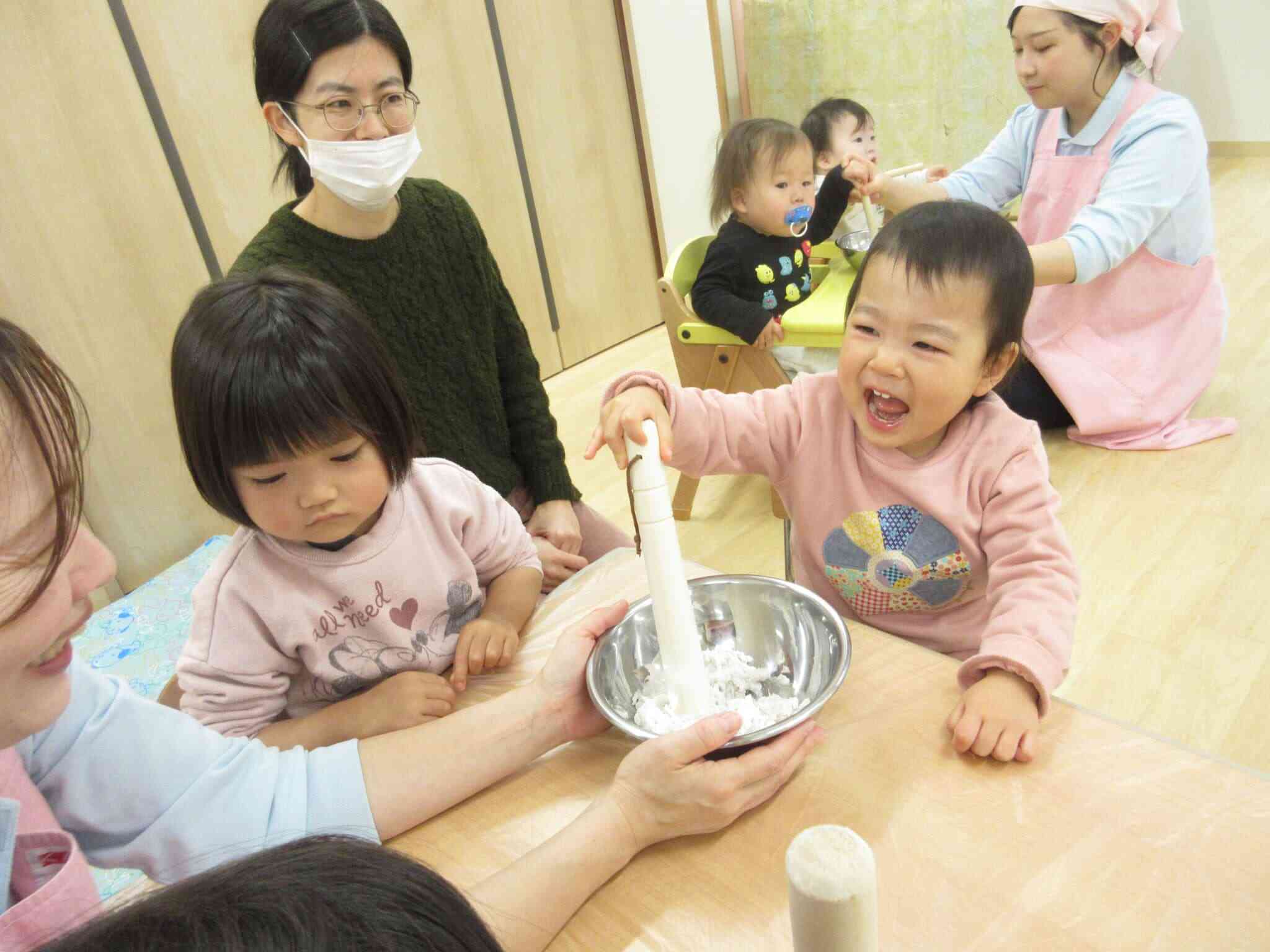 「ぺったん、ぺったん」とっても楽しそうでした♬