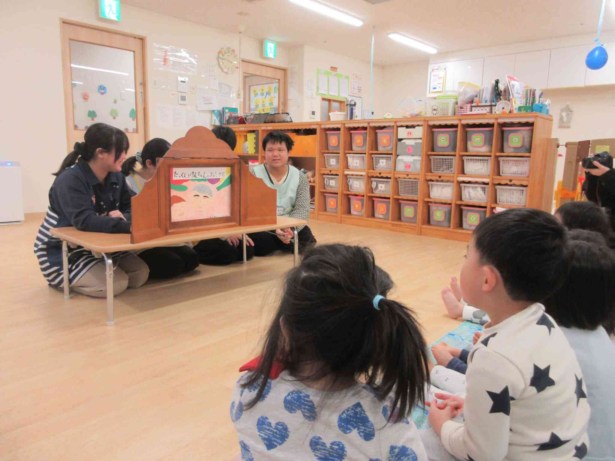 手作りの紙芝居を読んでくれました。