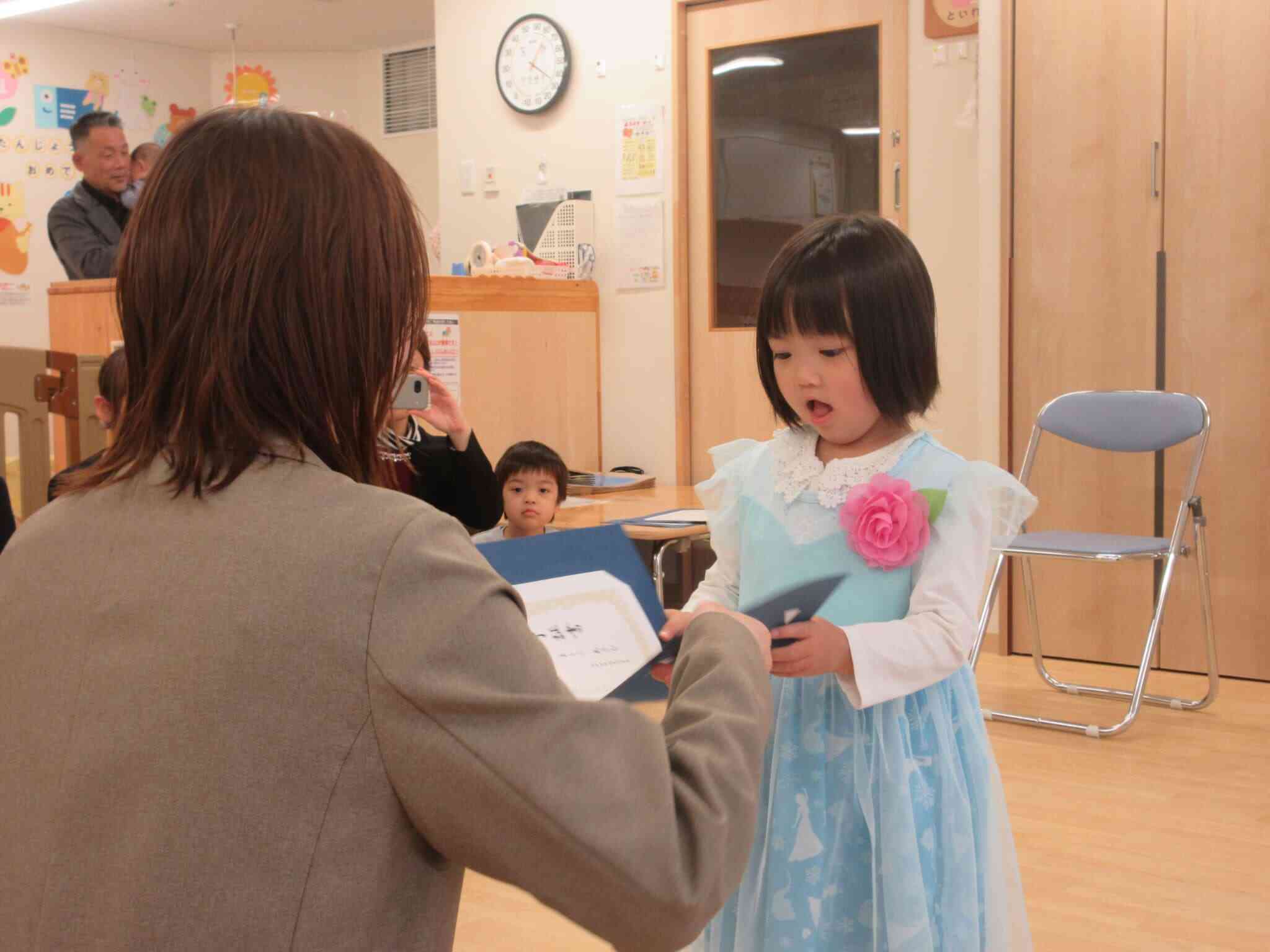 両手でしっかり受け取って…