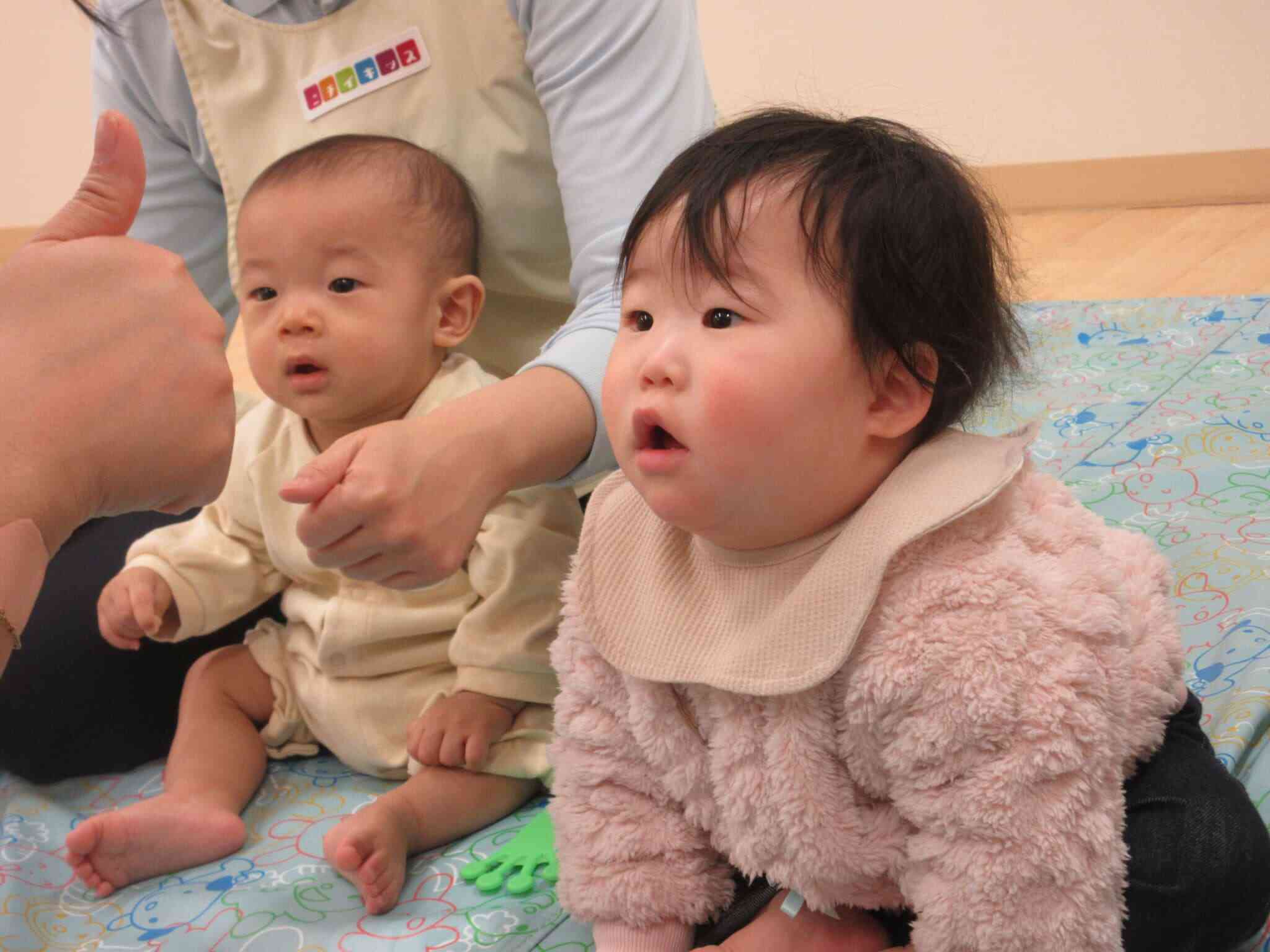 真剣なひよこ組（０歳児）です☆