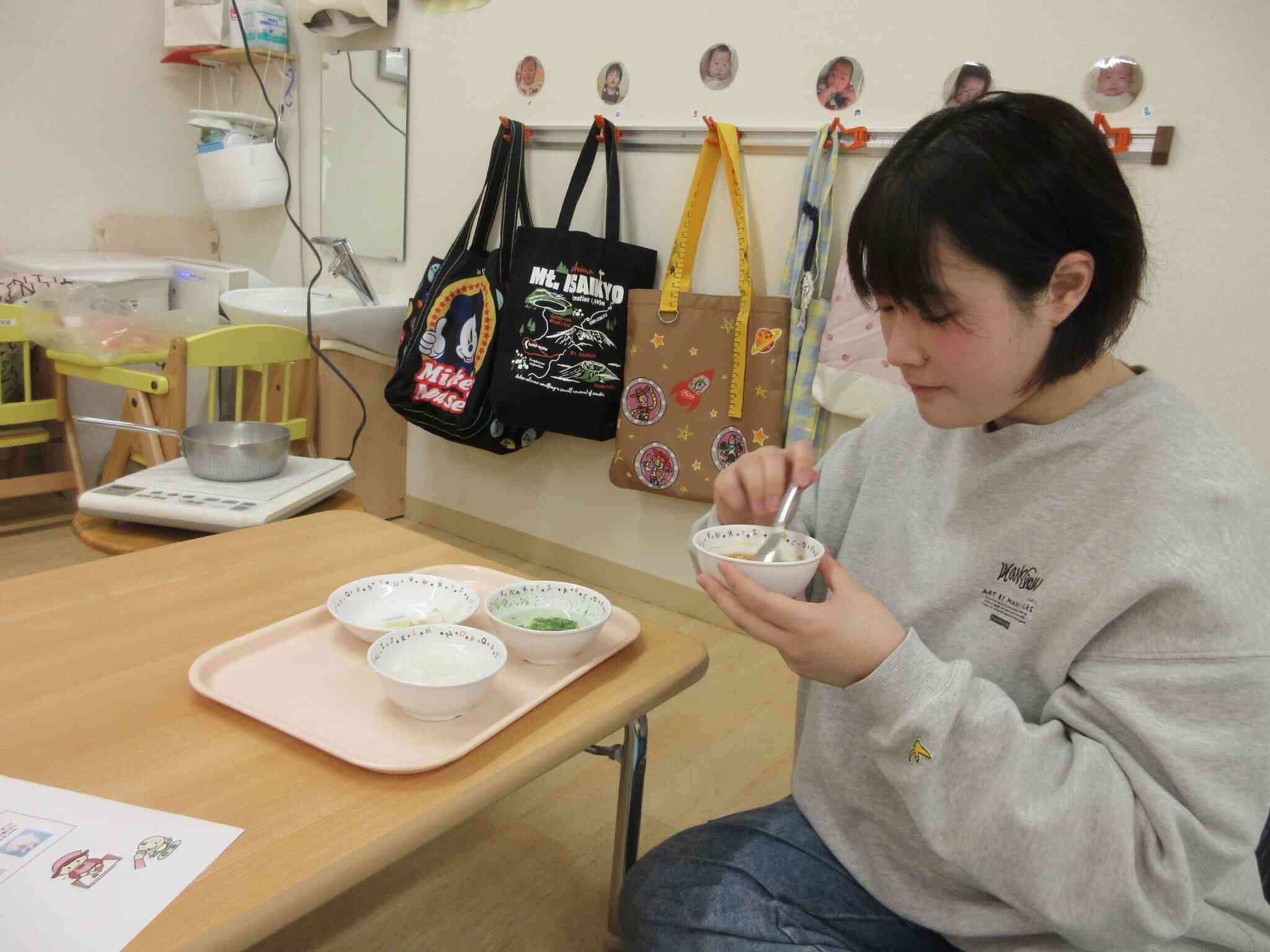 実際に食べて固さや飲み込みやすさなどを体験しました。