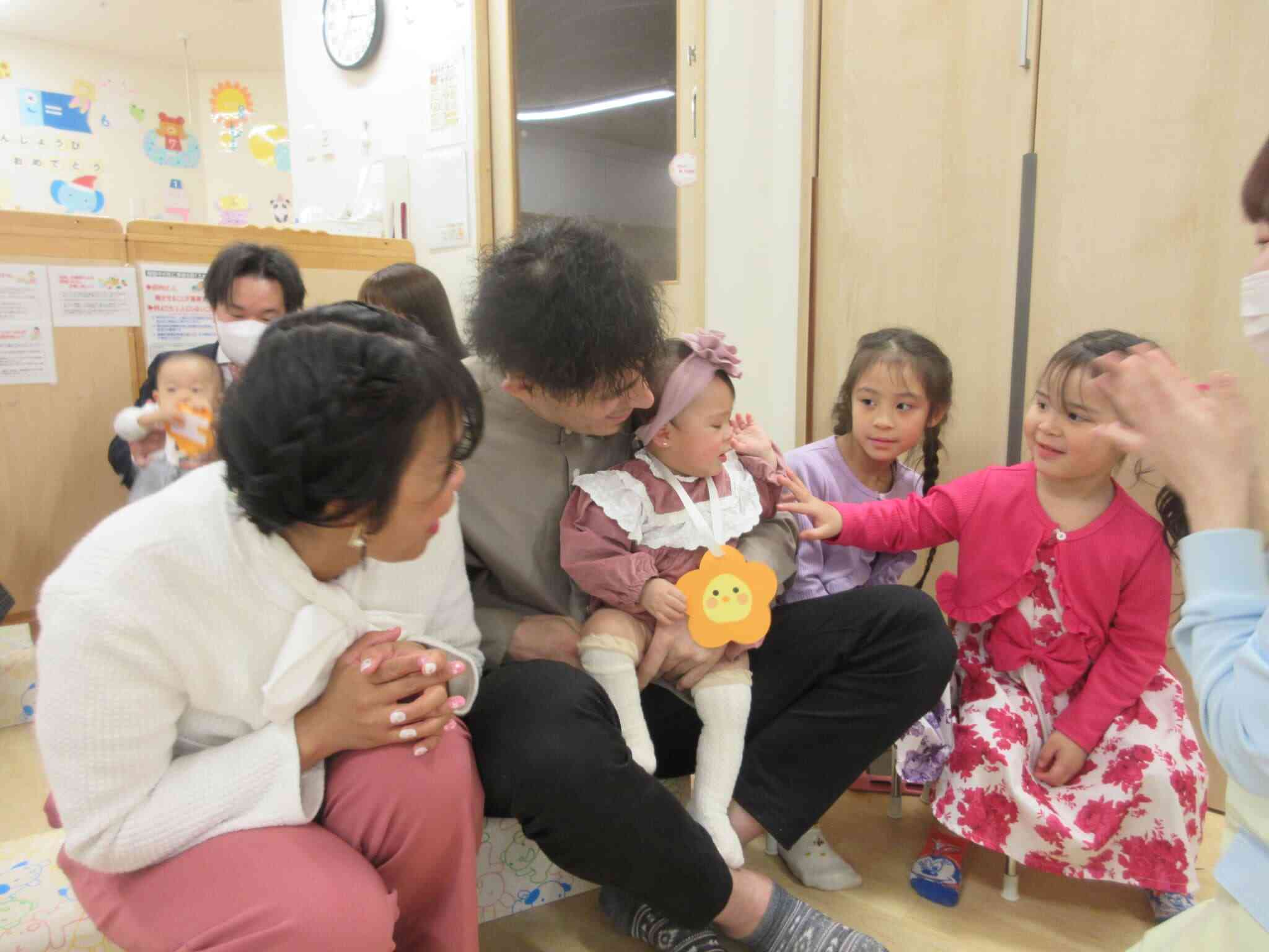 お姉ちゃんたちとパパとママと一緒で嬉しいね♡