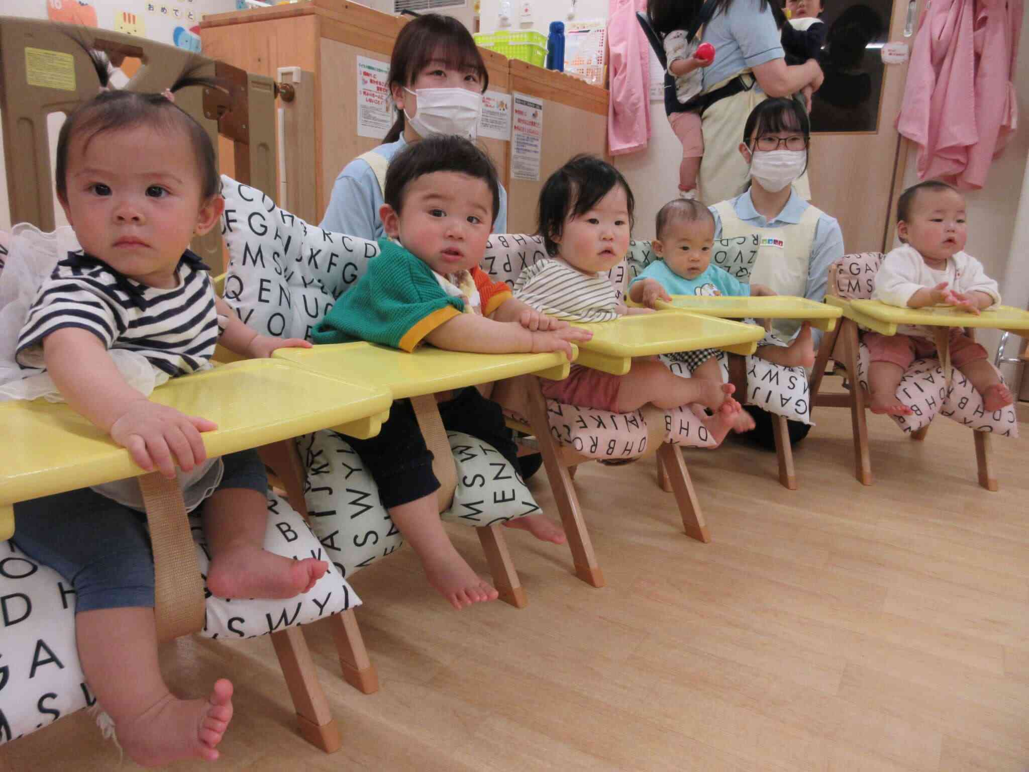 0歳児のひよこ組さんも真剣です！
