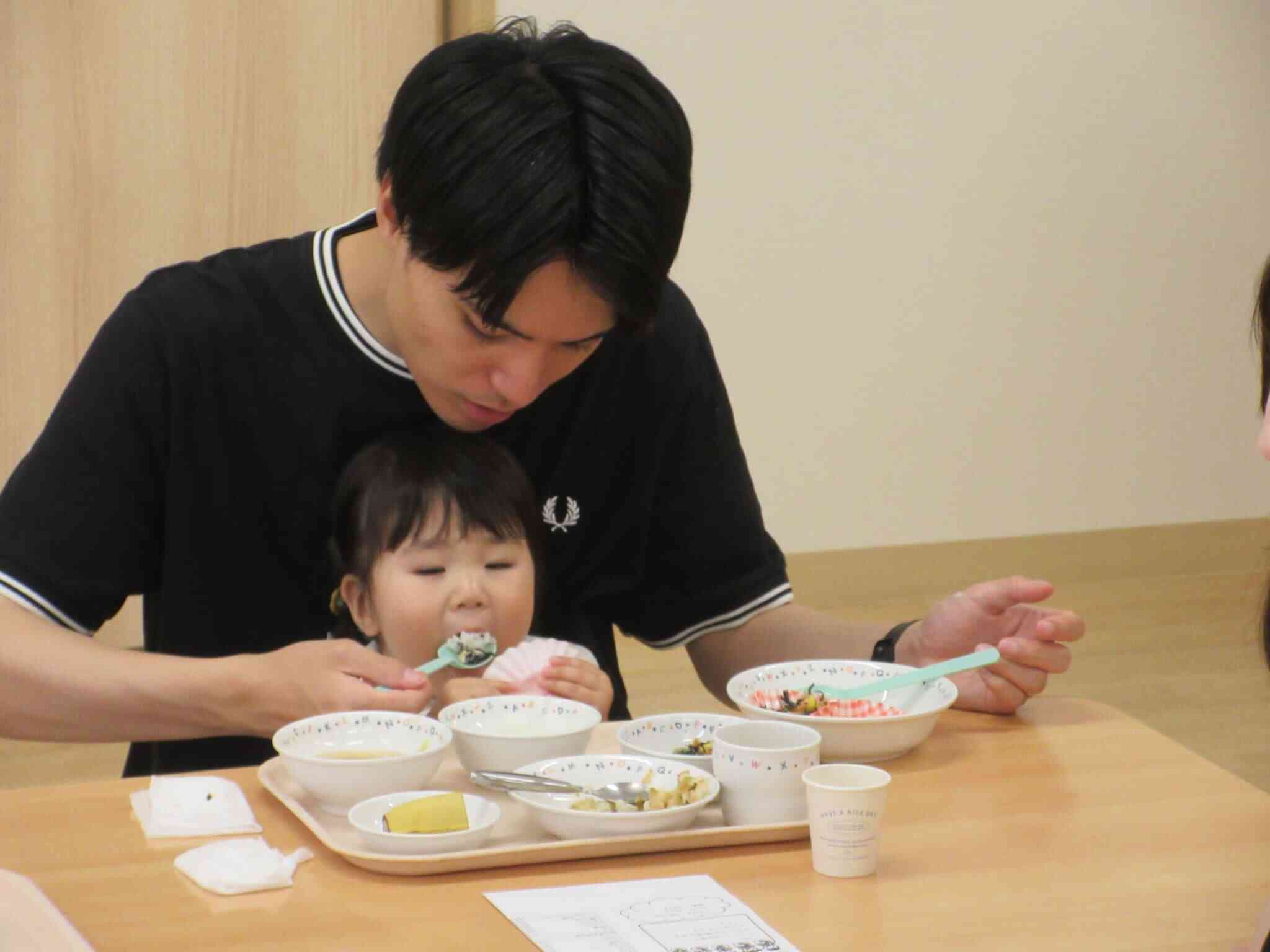 一緒に給食、おいしいな♪