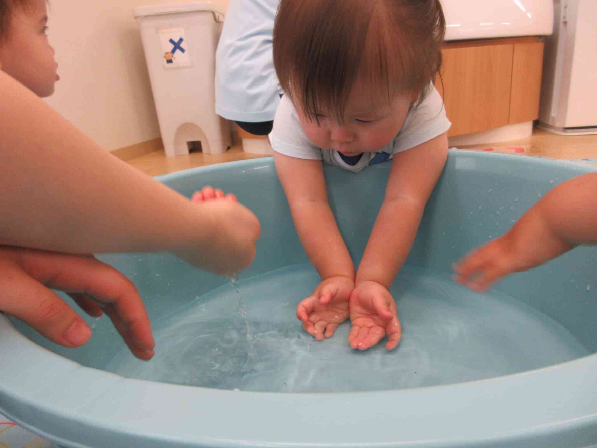 お水をすくうのって難しいな・・・