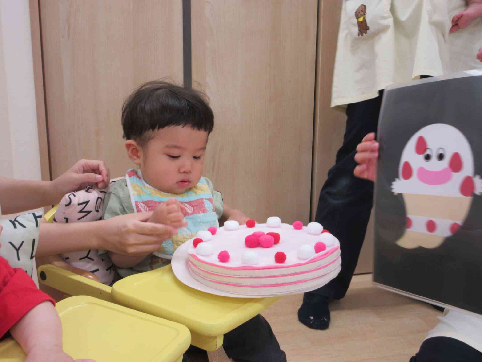 ぼくもケーキつまみ食い！