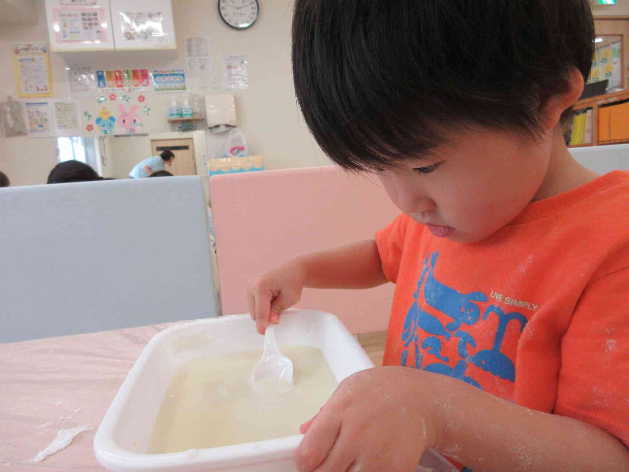 片栗粉に絵の具を混ぜると…