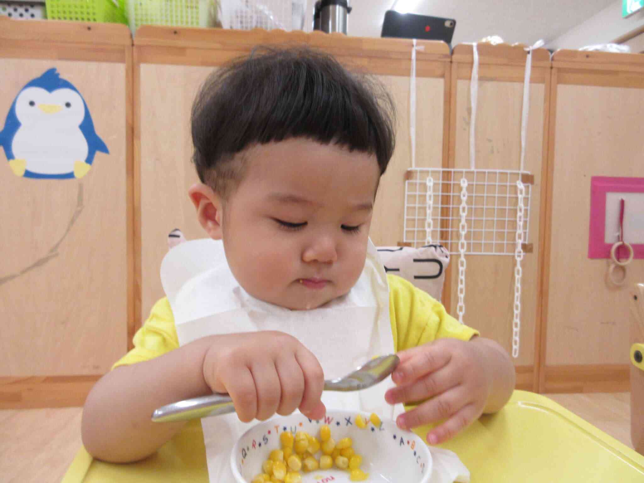 自分で食べられるんだよ！おいしいな～♡