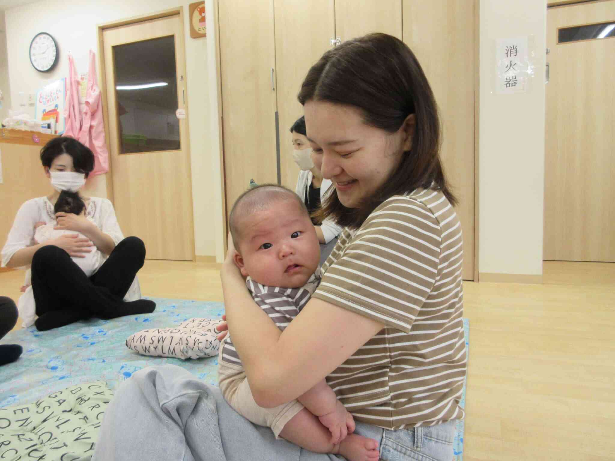 ママの優しい抱っこもとっても嬉しそうでした♡