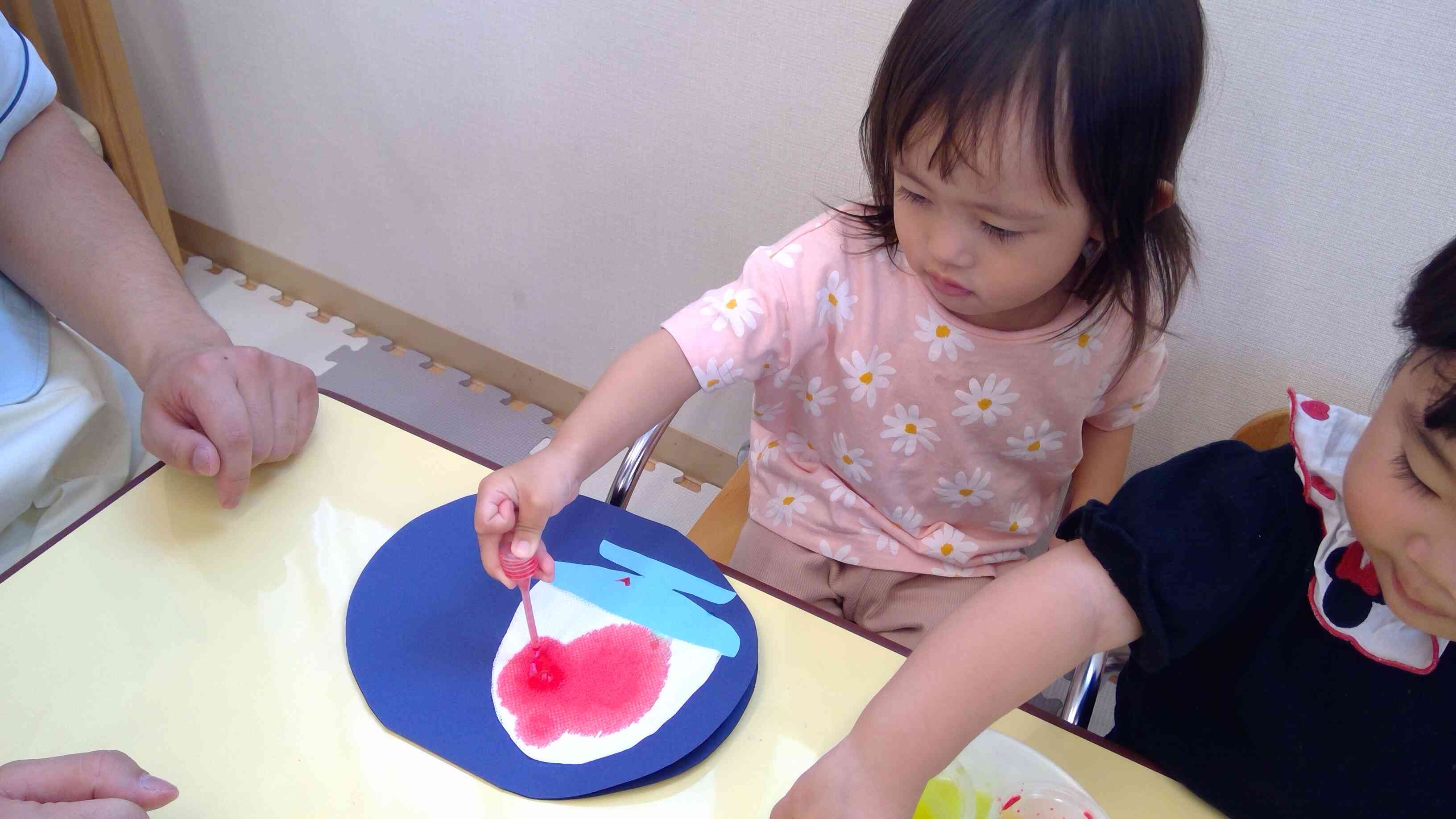 夏祭りのダンスで使ううちわの製作をおこないました。