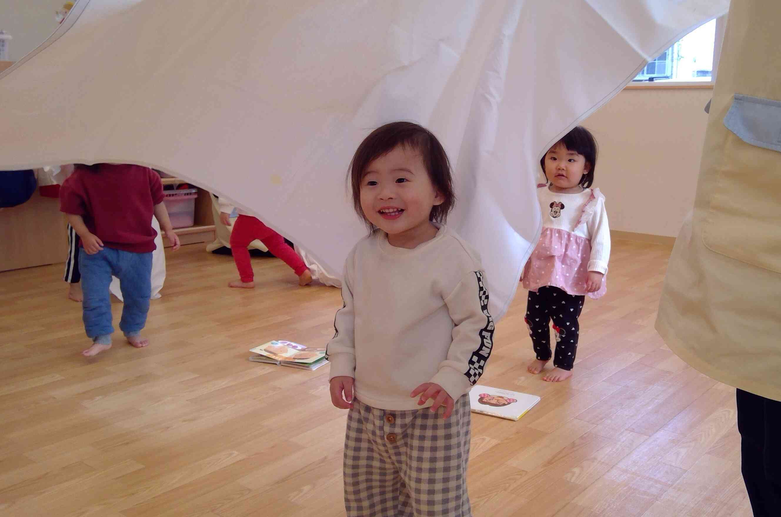シーツを使って遊ぼう（0歳児・1歳児）｜ニチイキッズ郡山とみた保育園