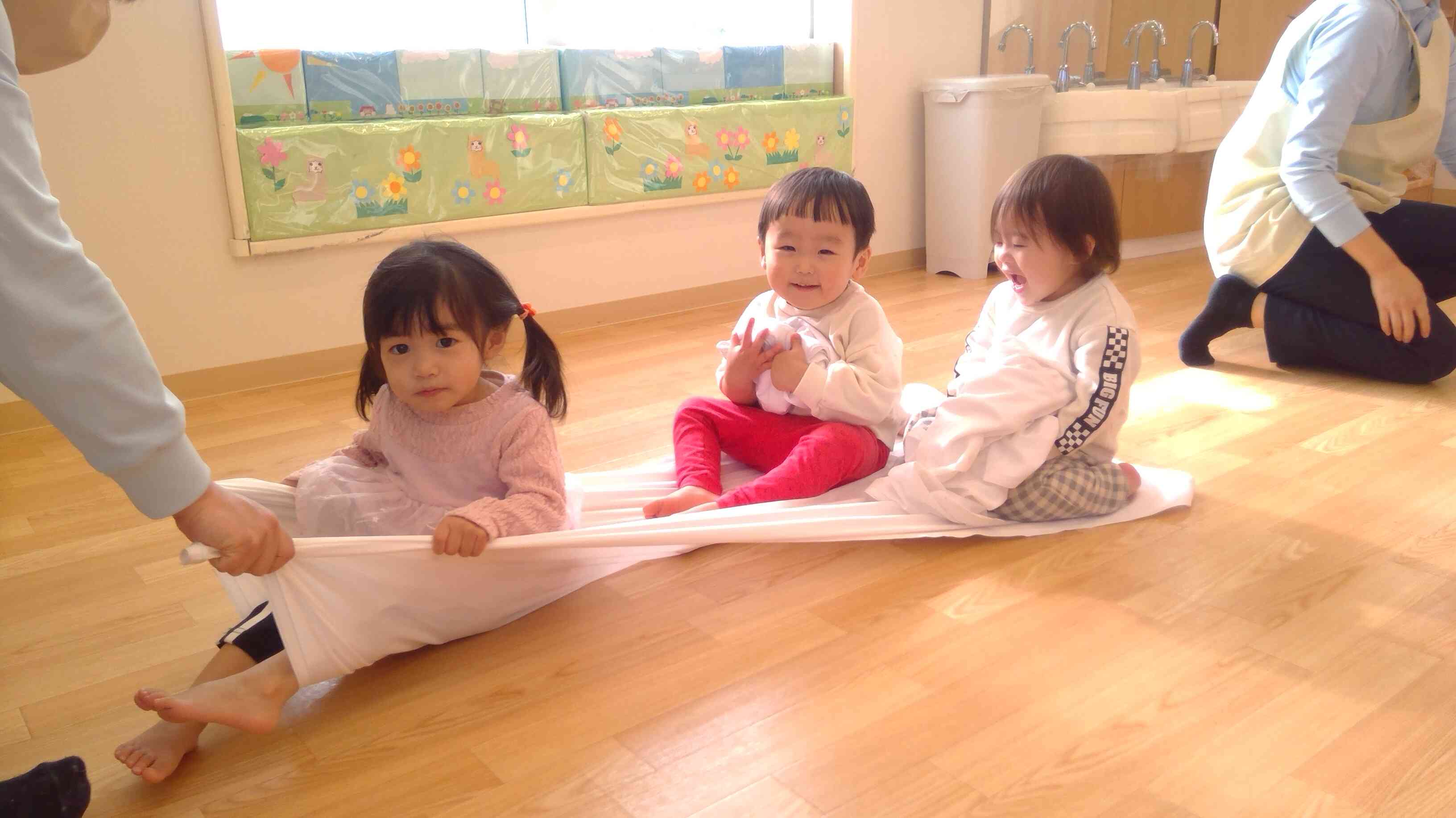 シーツを使って遊ぼう（0歳児・1歳児）｜ニチイキッズ郡山とみた保育園