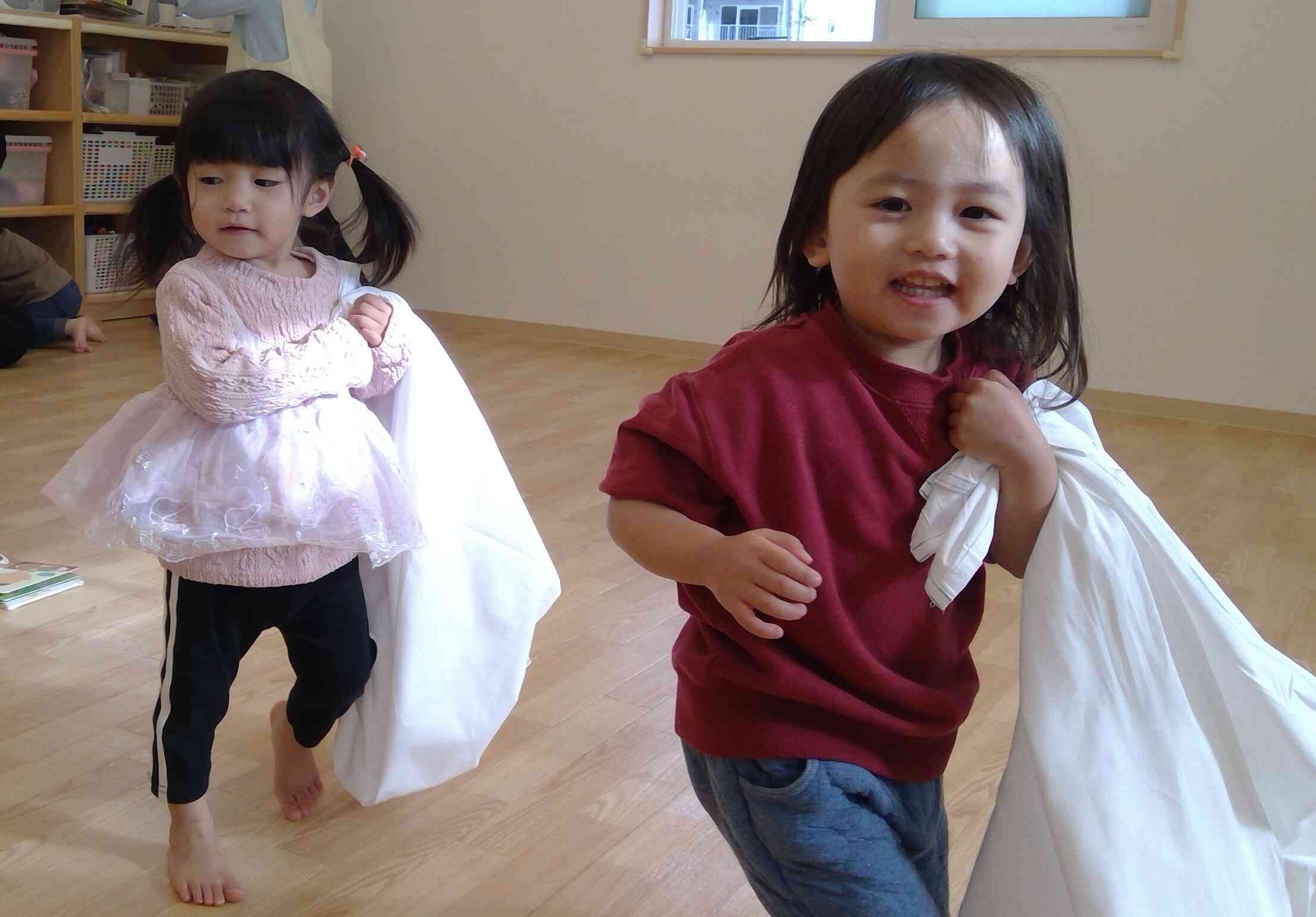 シーツを使って遊ぼう（0歳児・1歳児）｜ニチイキッズ郡山とみた保育園