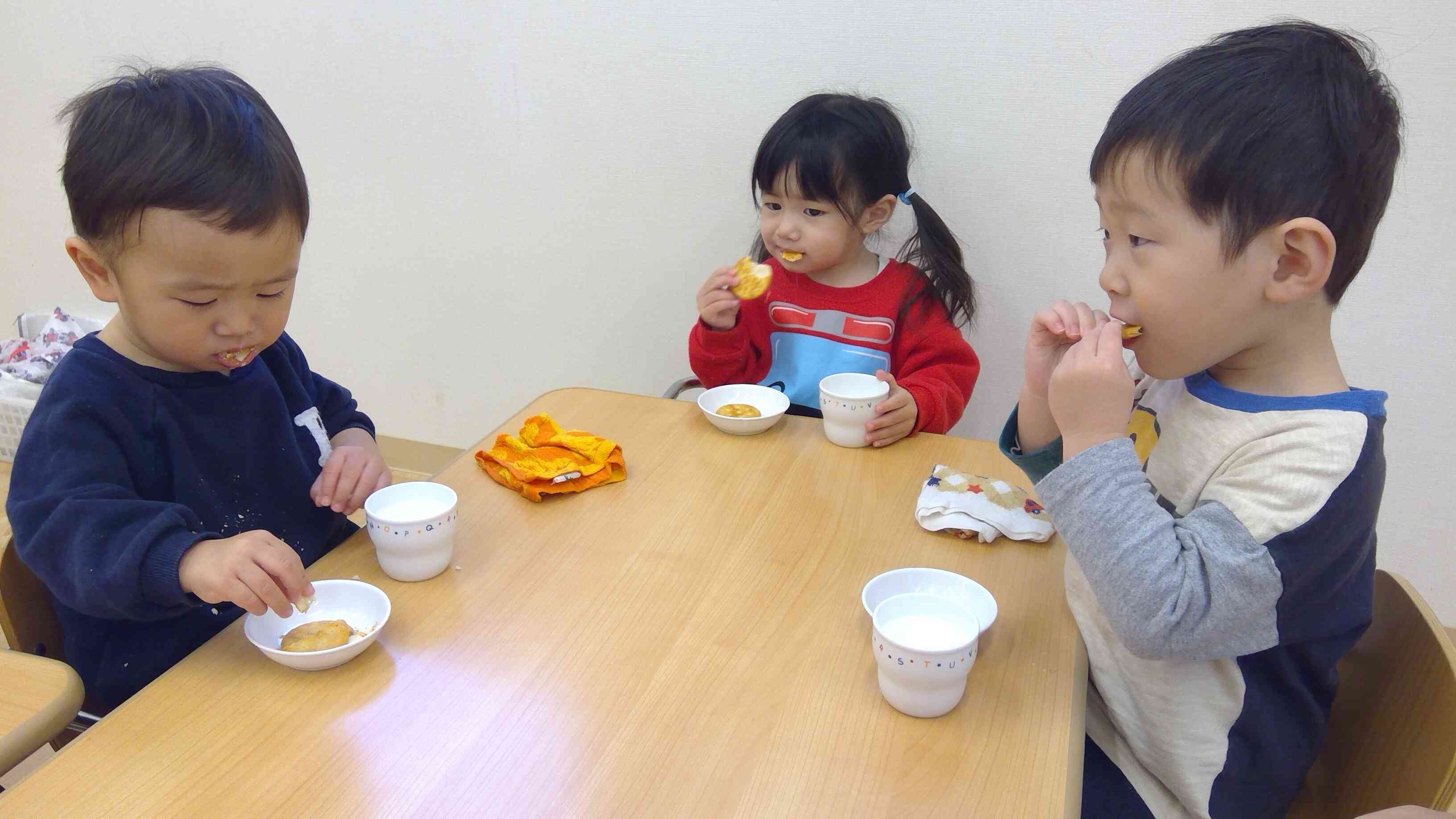 朝のおやつの時間の様子です