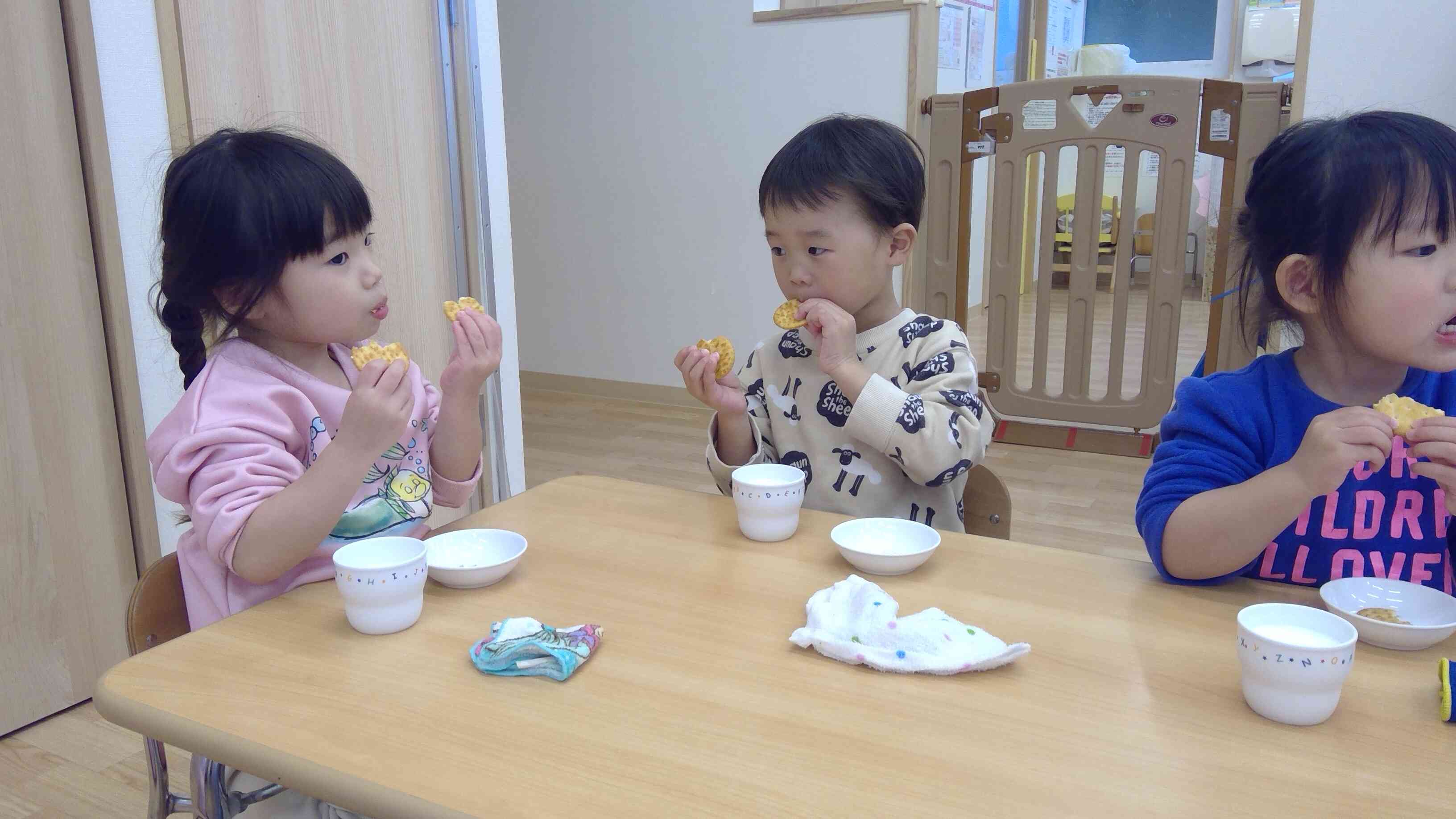 みんなでおやつをパクパク