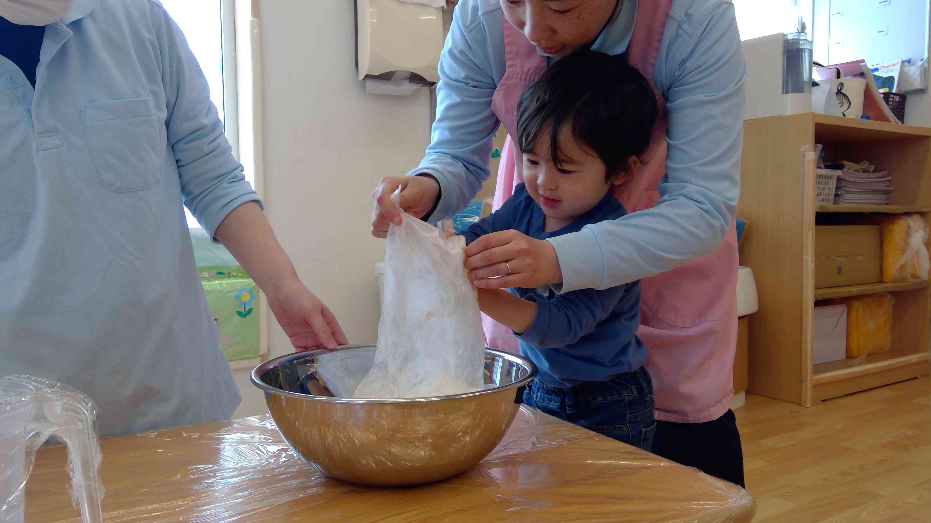 僕お手伝いしたい！先生と薄力粉を入れたんだ！
