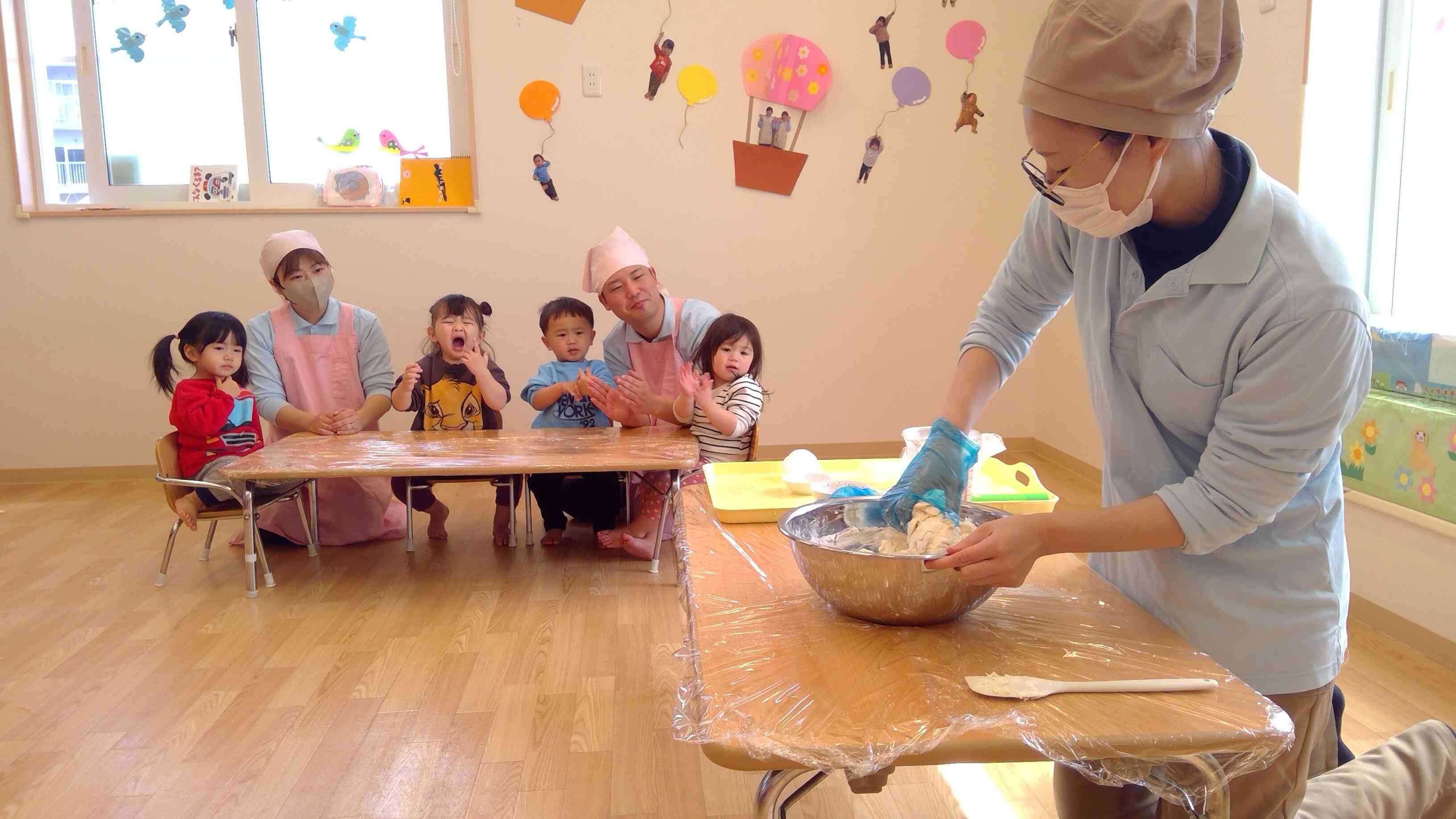 先生が生地を作ってくれてるよ！頑張れ！頑張れ！
