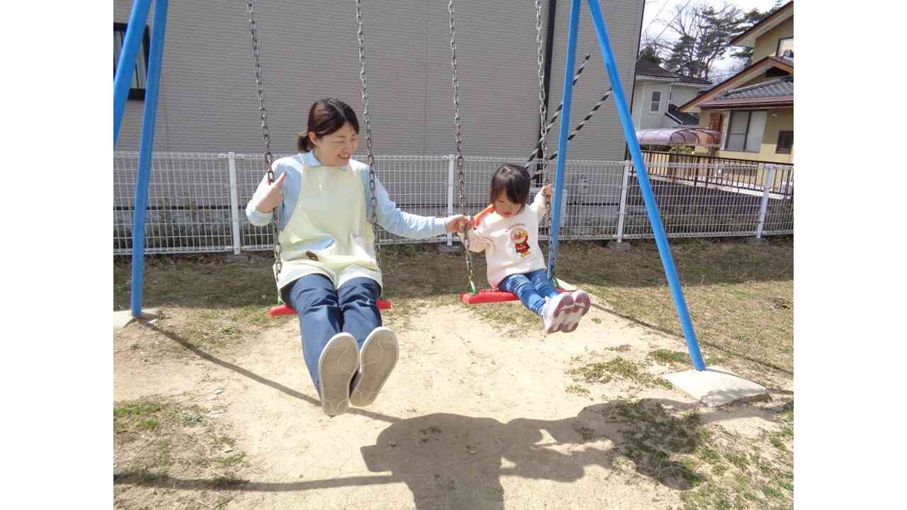 先生と一緒にブランコしたの～