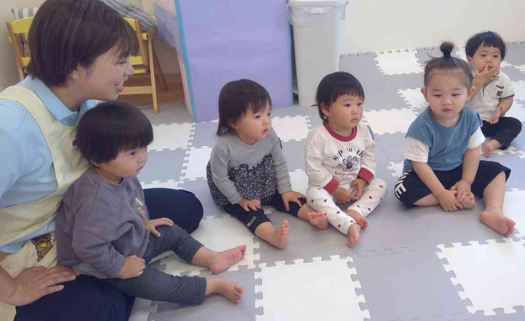 先生の話す英語やジェスチャーに興味津々