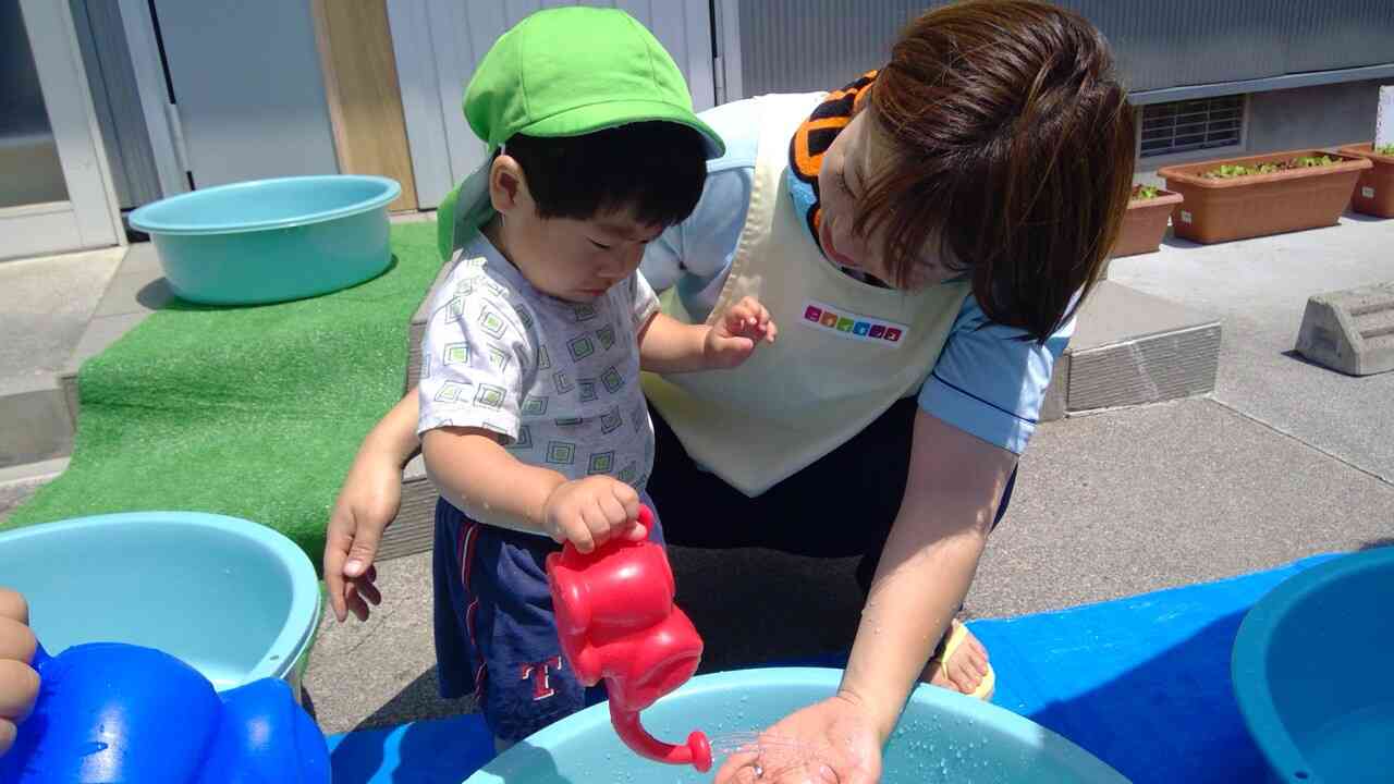 先生と一緒に水遊び！