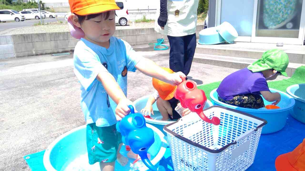 ジョウロを両手に持って！
