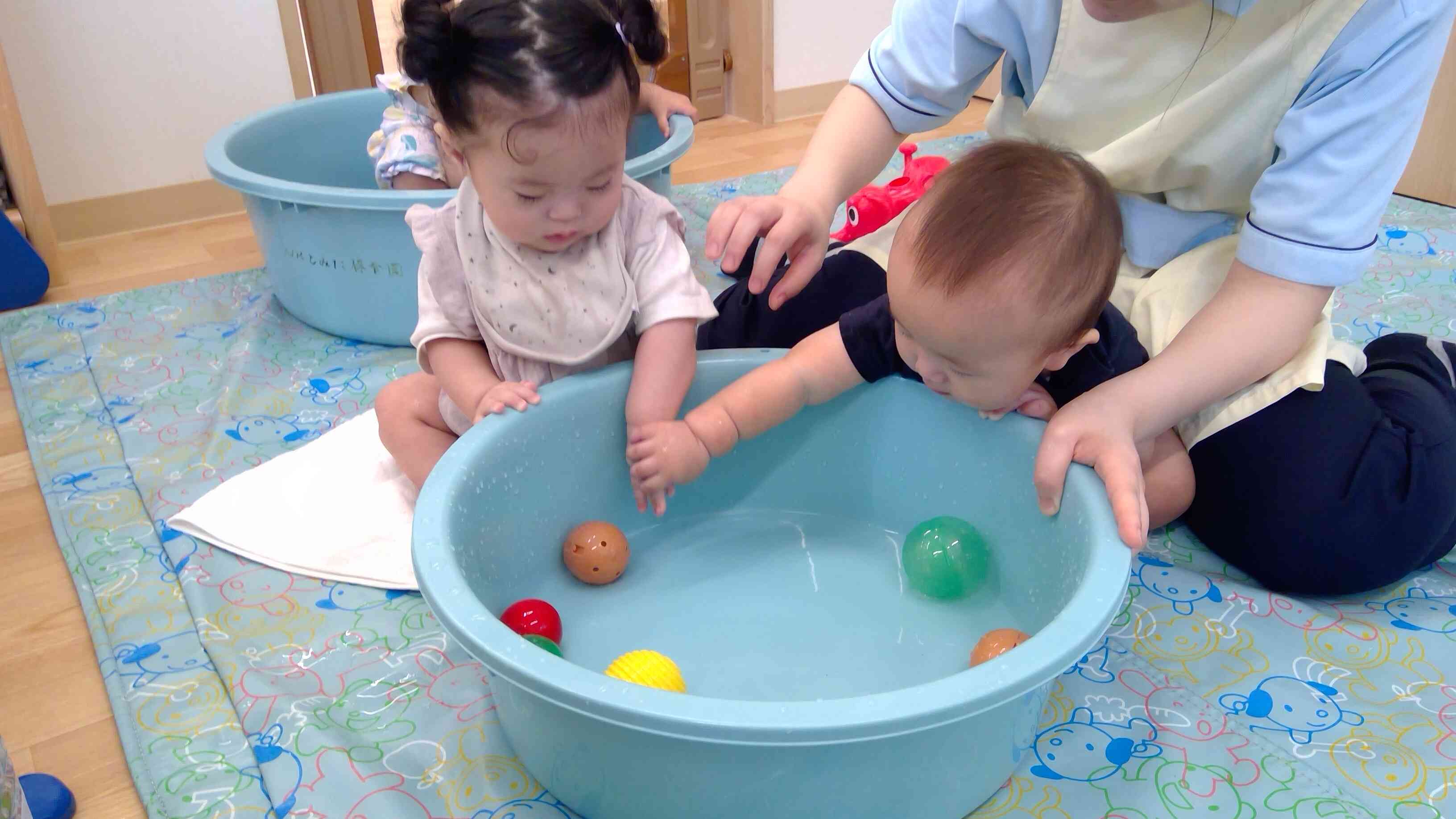遊んでいたら、手を繋いじゃった♡