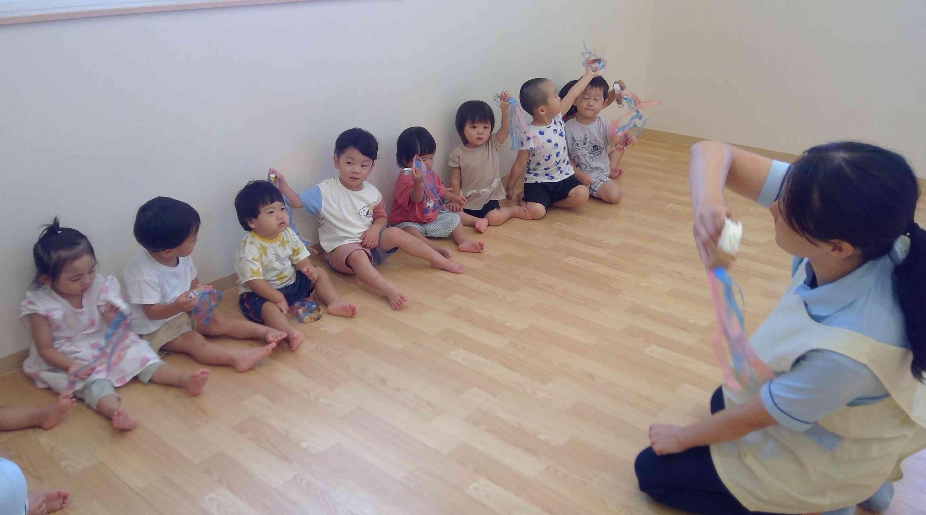 リズムあそび、ボールあそびの様子（0.1.2歳児）