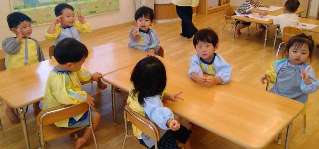 スモックを着てみんなでピース