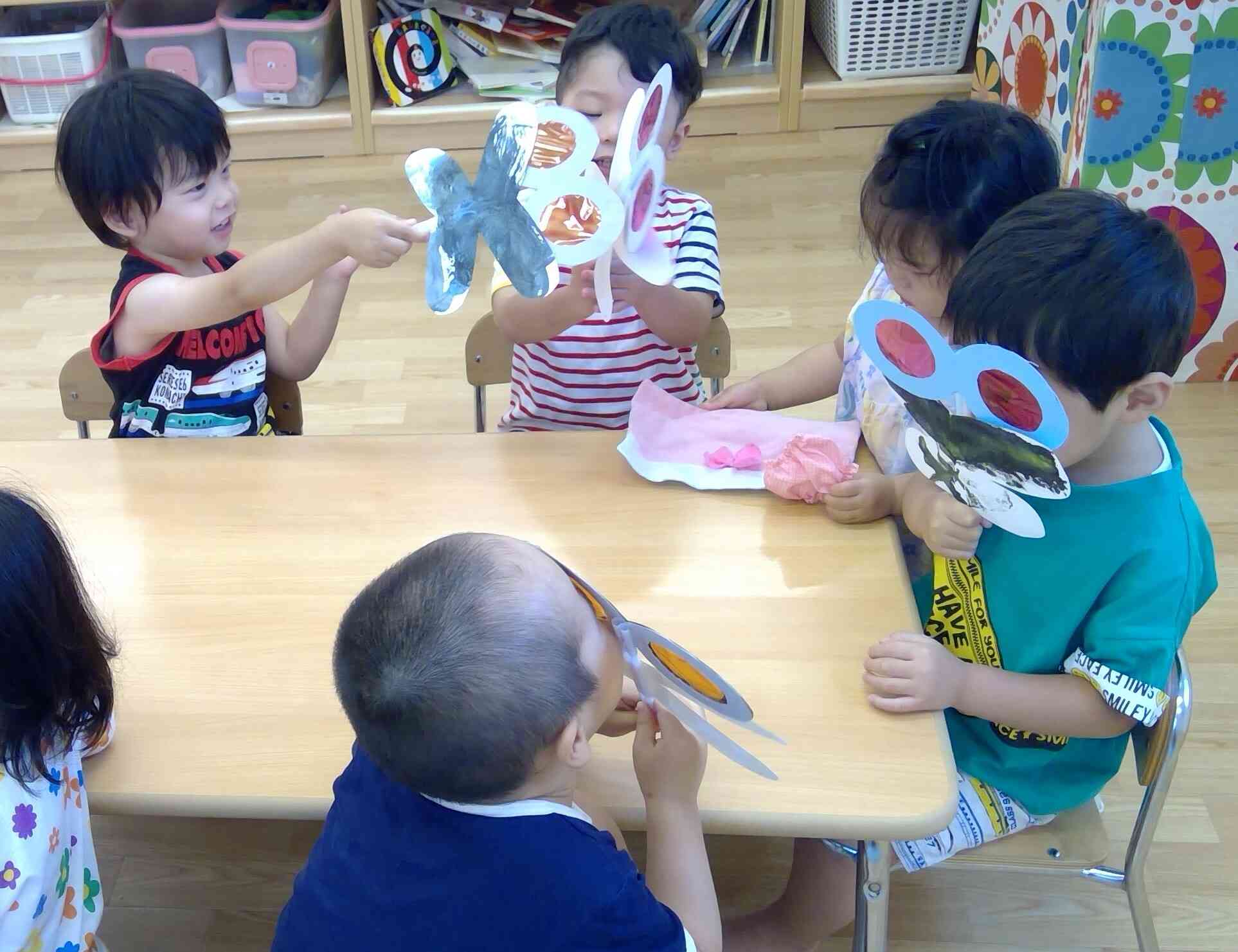 眼鏡を覗いたらお友達がどんなふうにみえたかな？