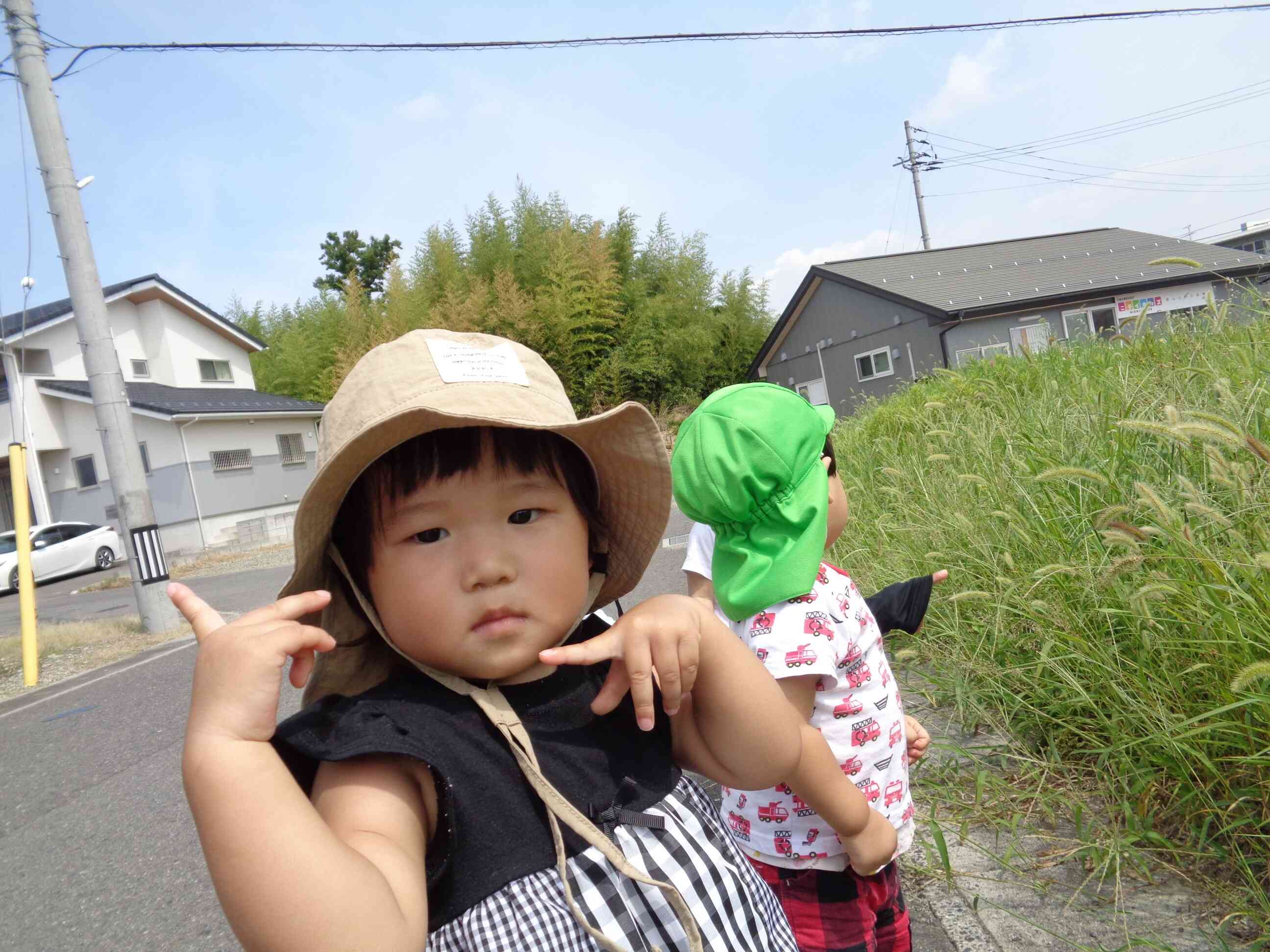 あひる組（1歳児）の活動～製作・お散歩～